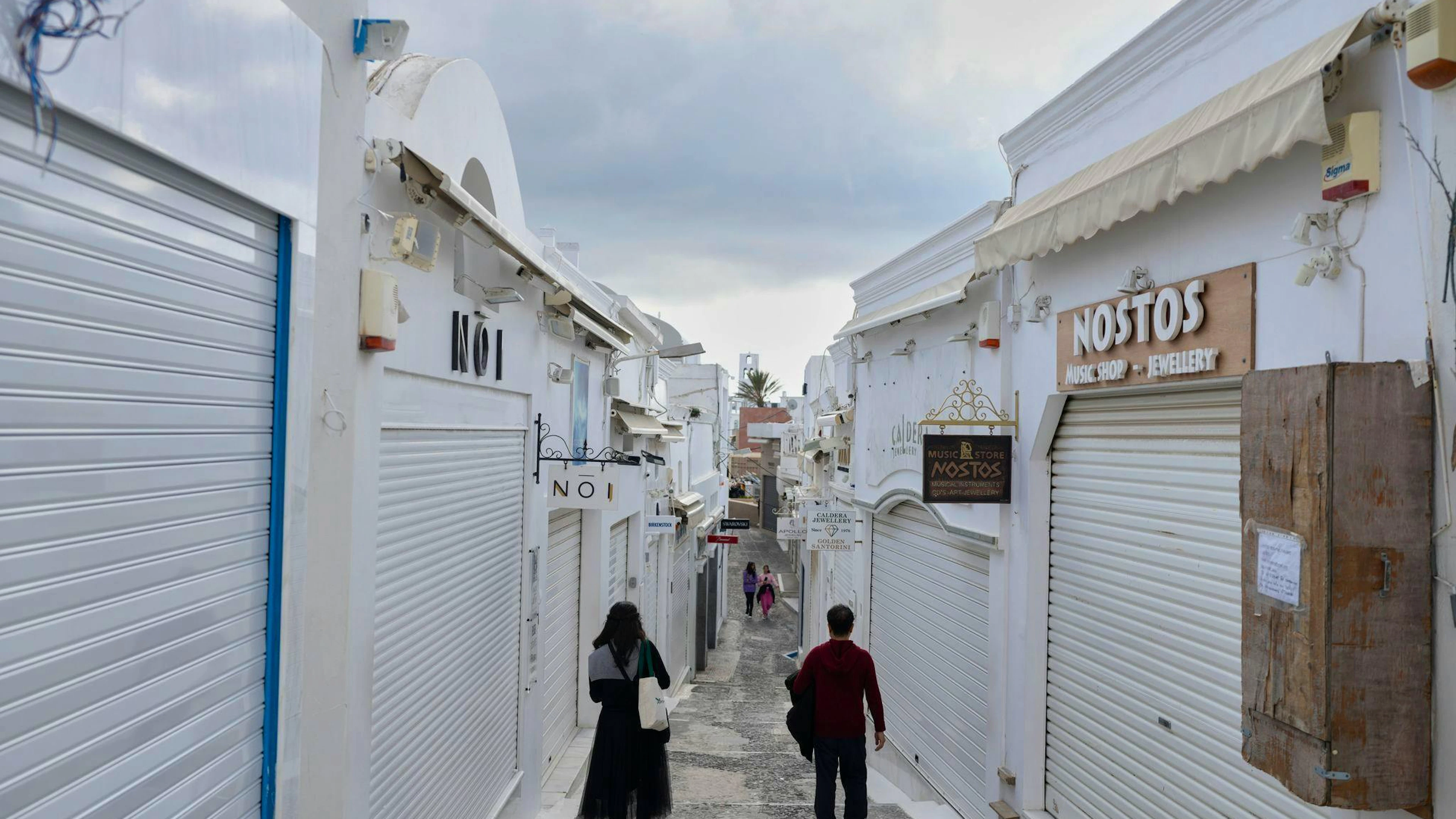 Läden geschlossen, Strassen fast menschenleer: Santorini in Angst.