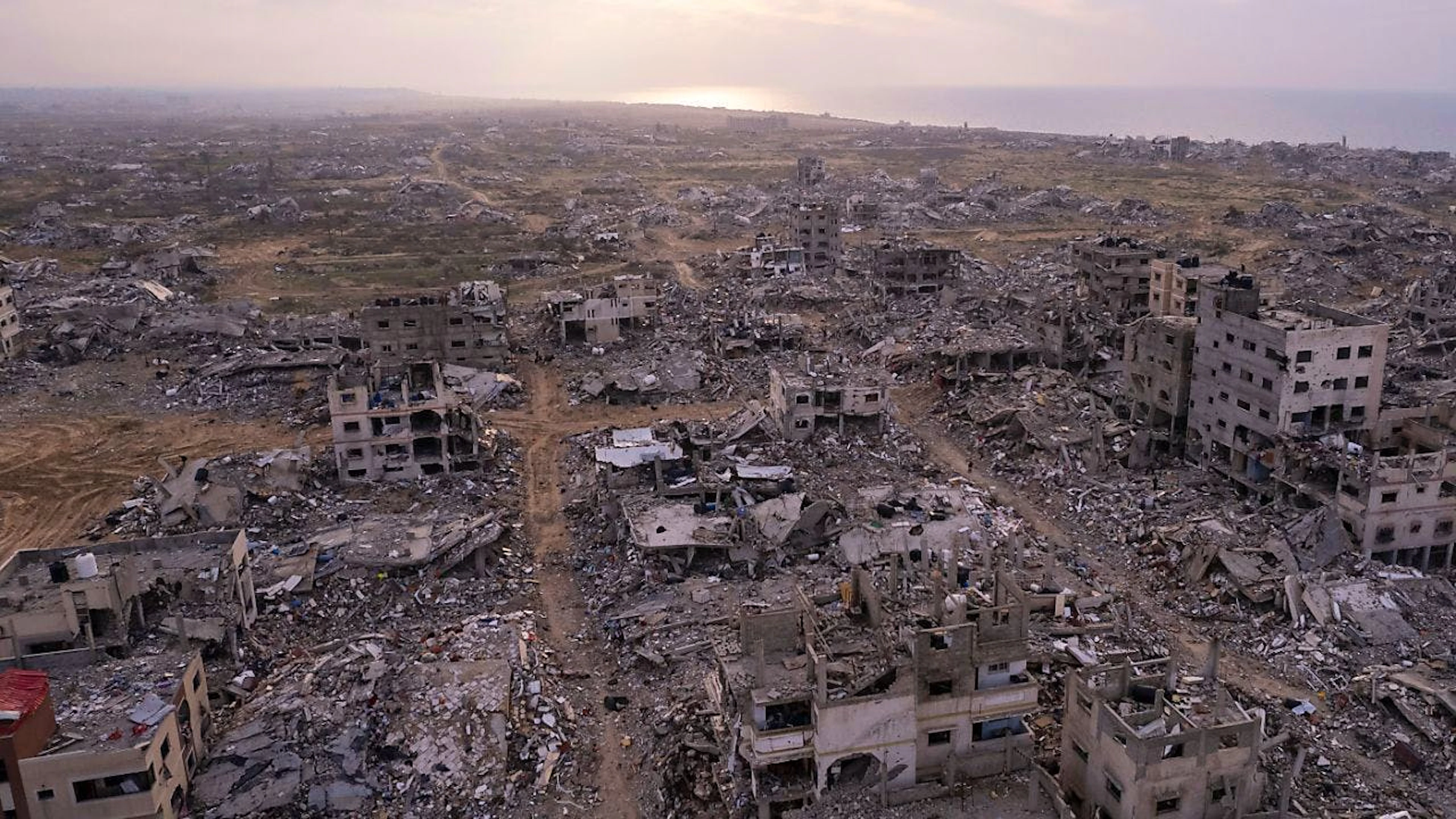 ARCHIV - Unzählige Gebäude in Gaza wurden durch die israelische Luft- und Bodenoffensive zerstört. Foto: Mohamamd Abu Samra/AP/dpa