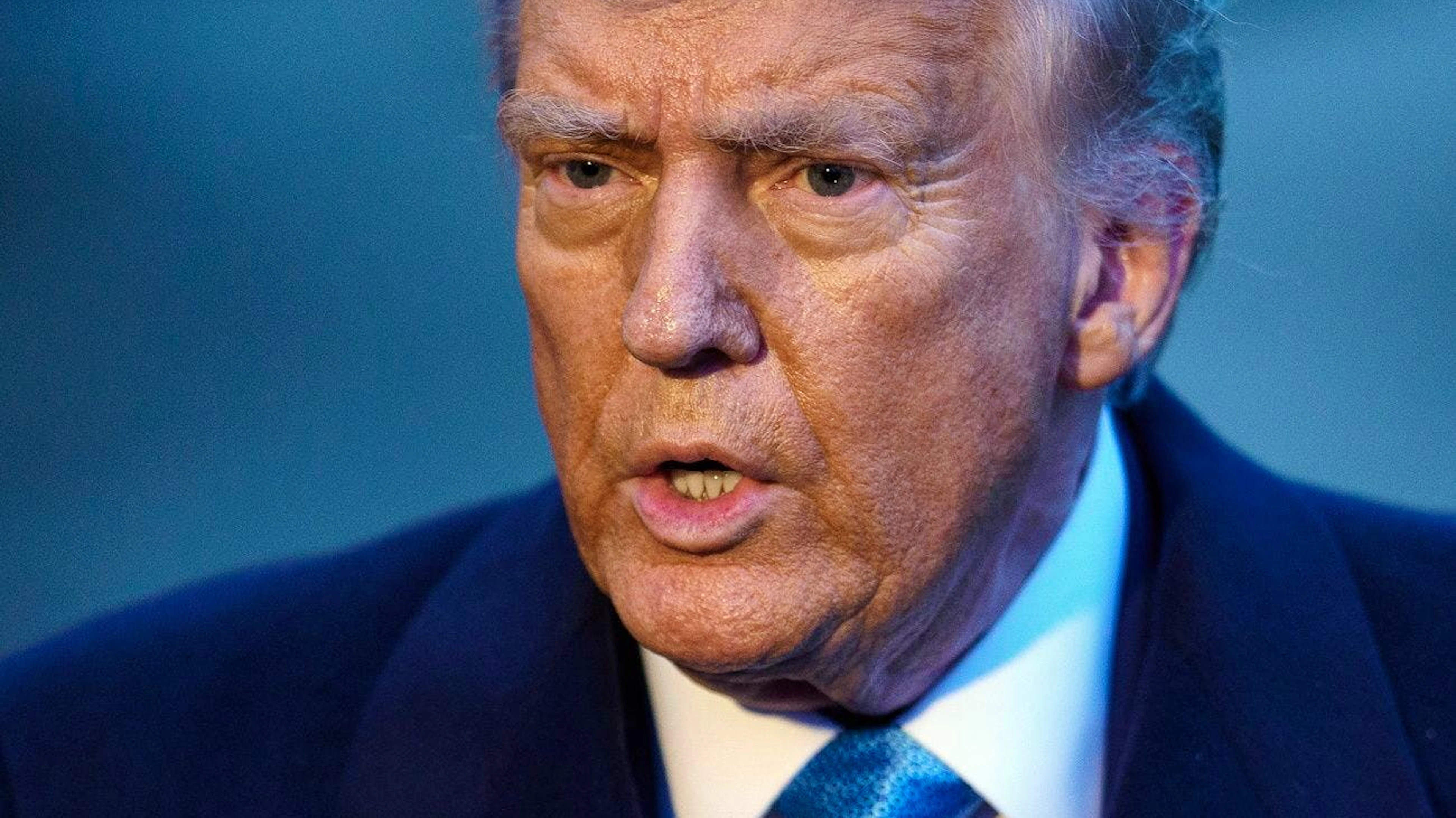 Interrogé dimanche par la presse au sujet des 25% de droits de douane qu'il a imposés aux produits en provenance des deux pays, le président américain a assuré qu'il allait «discuter avec le Premier ministre Trudeau demain matin». «Je vais également parler avec le Mexique demain matin, je ne m'attends à rien de grave» de leur part, a-t-il dit.