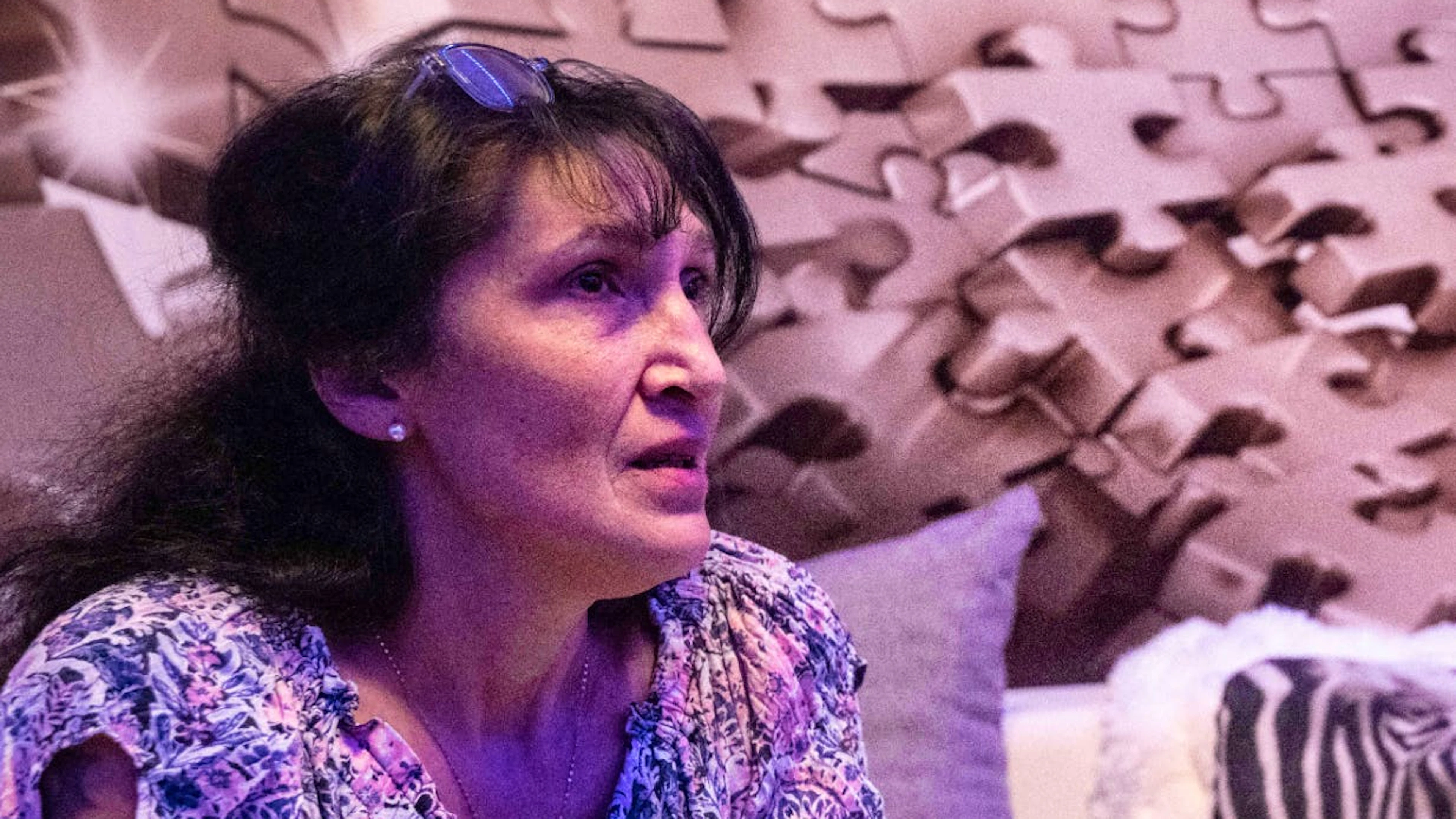 Anna Adamova, 55 ans, membre de la communauté rom et mère de quatre enfants, stérilisée en 1991, est interviewée par l'AFP à son domicile le 16 janvier 2025 dans le district de Plouznice de la ville de Ralsko, en République tchèque. Mme Adamova fait partie des milliers de femmes qui ont demandé une indemnisation au gouvernement pour un programme de stérilisation qui dure depuis des décennies et qui concerne principalement les Roms. (Photo Michal Cizek / AFP)