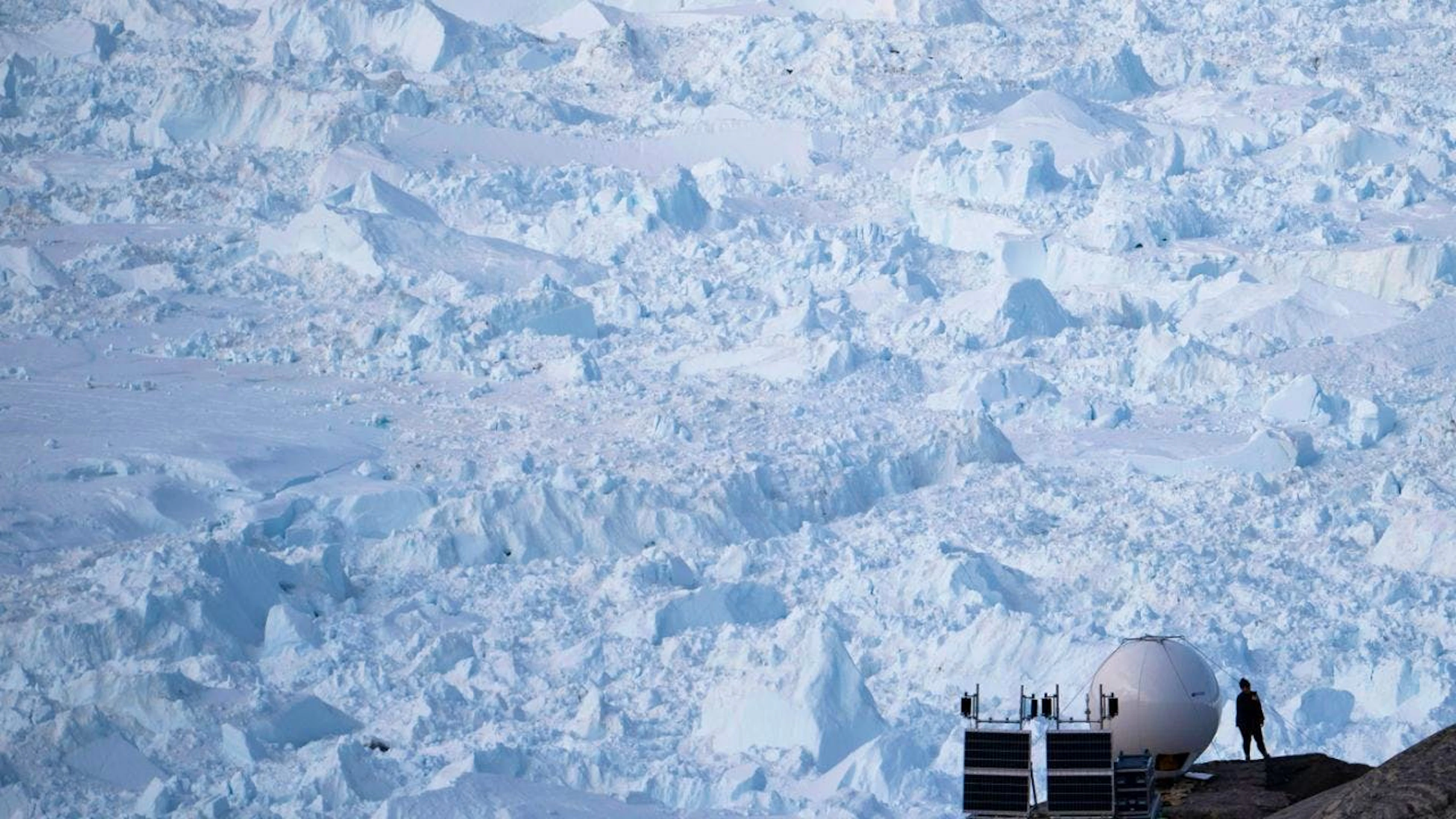 Risse im grönländischen Eisschild wachsen immer schneller. (Archivbild)