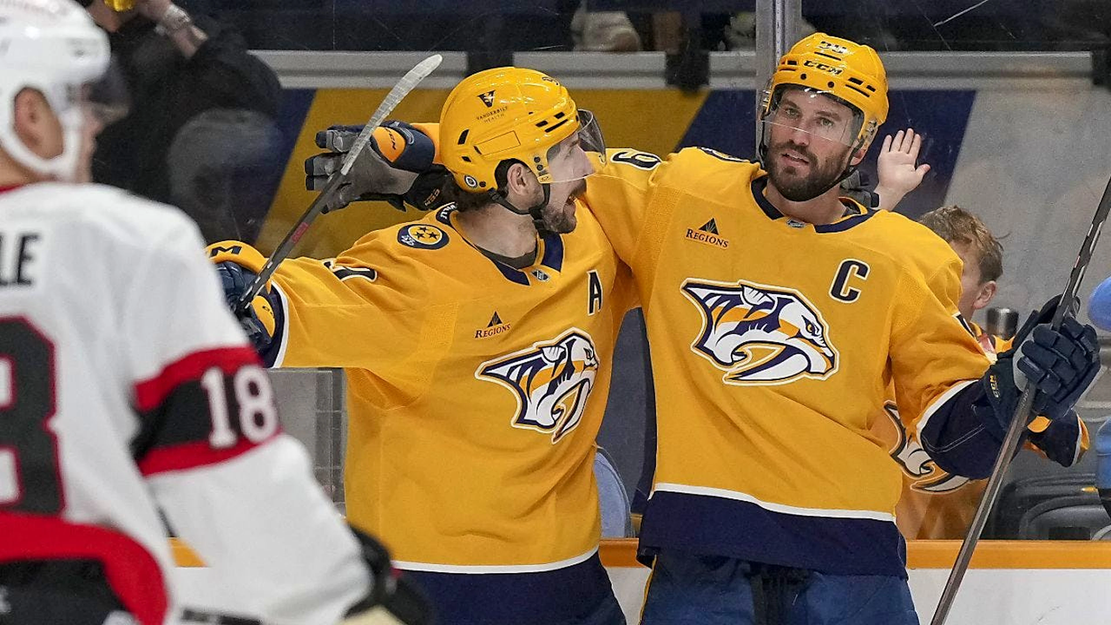 Nach dem 1:0, das Filip Forsberg (links) auf Pass von Roman Josi (rechts) erzielte, war die Welt für die Nashville Predators noch in Ordnung