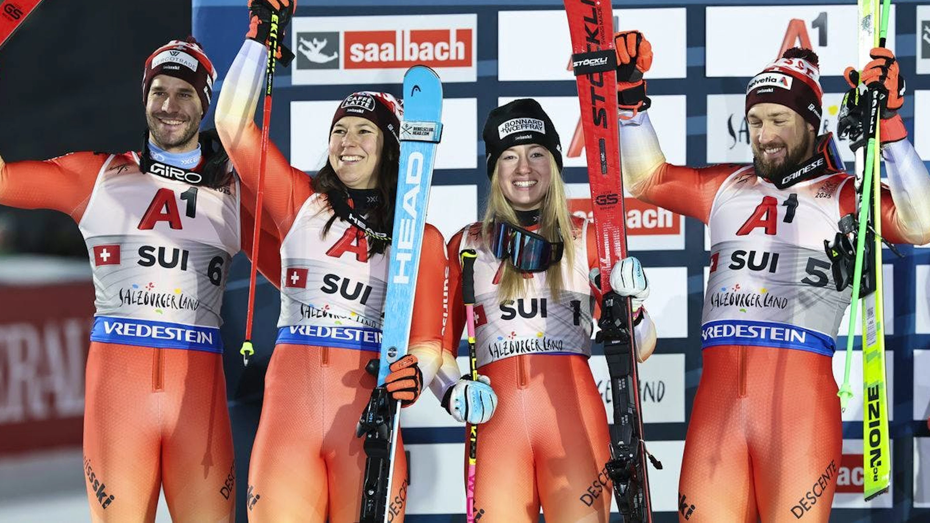Delphine Darbellay (2.v.R.) jubelt an der Ski-WM mit der Schweiz über Silber im Team-Wetbewberb.