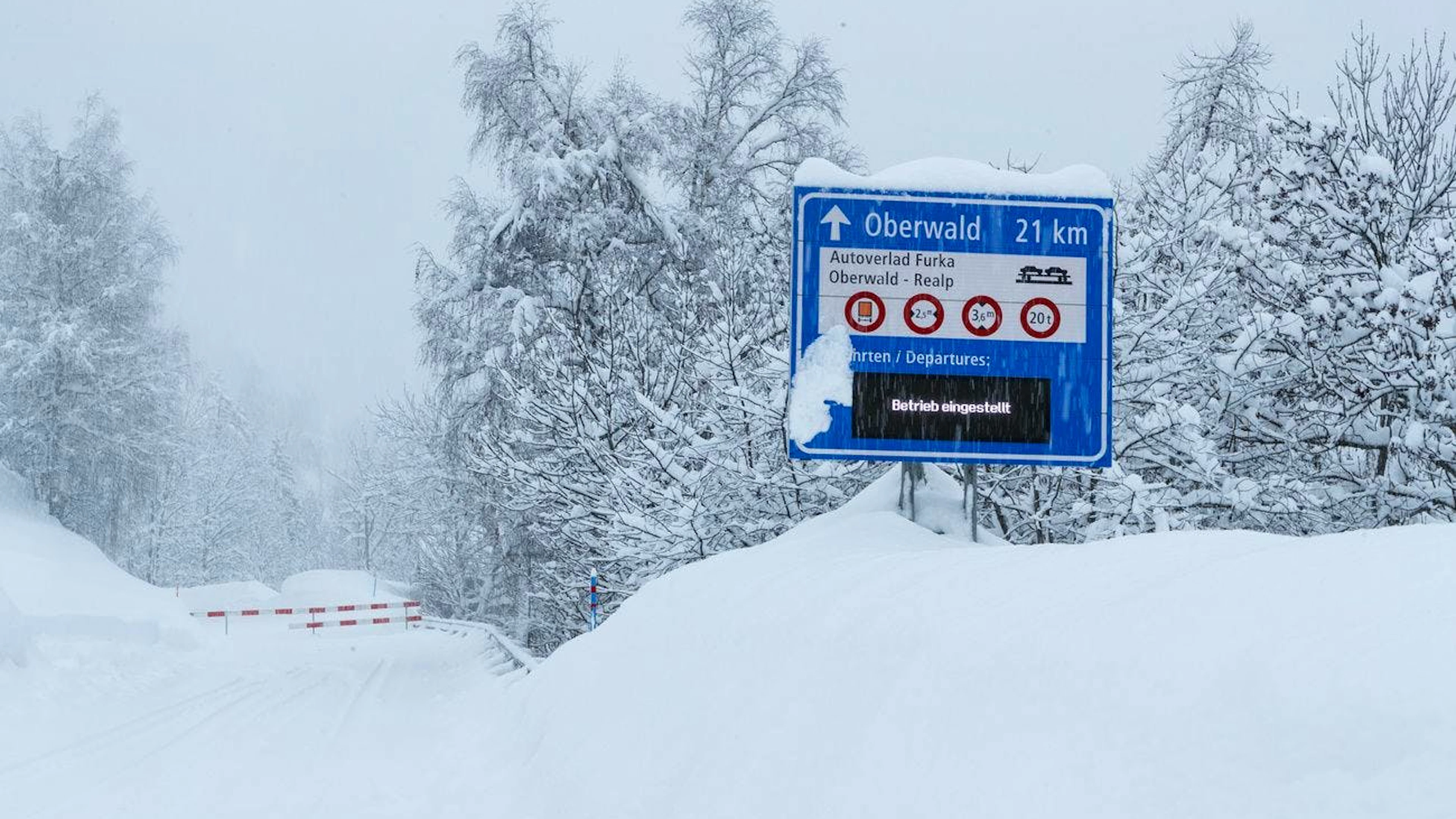 Nicht nur starker Schneefall führt zu Sperrungen am Autoverlad Furka. (Themenbild)