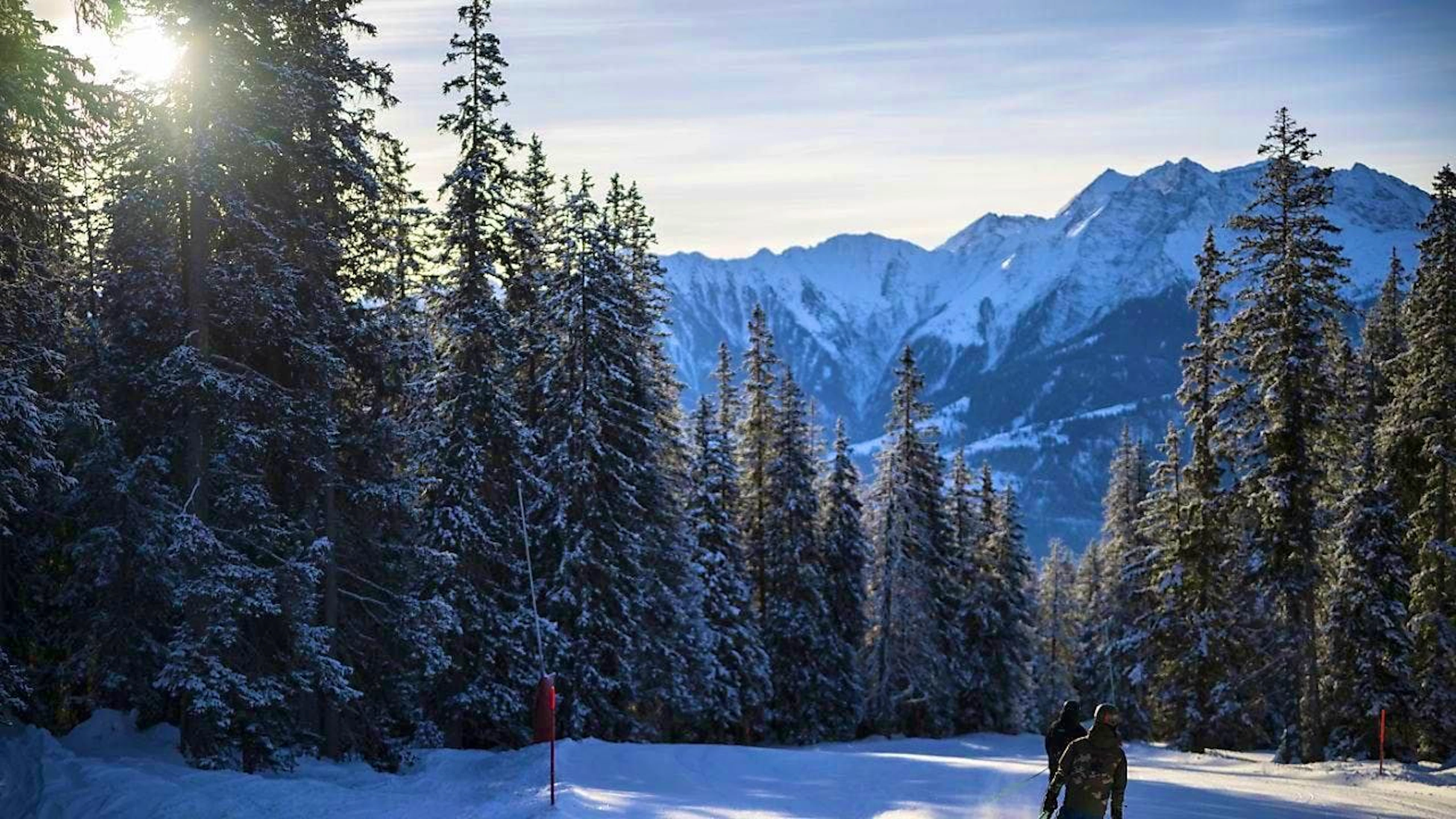 Winter sports enthusiasts enjoy the weather and snow on January 4, 2025 in Flims GR. Thanks to plenty of fresh snow, the mountain railroads can look back on a very good first half of the 2024/2025 winter season.(archive image)