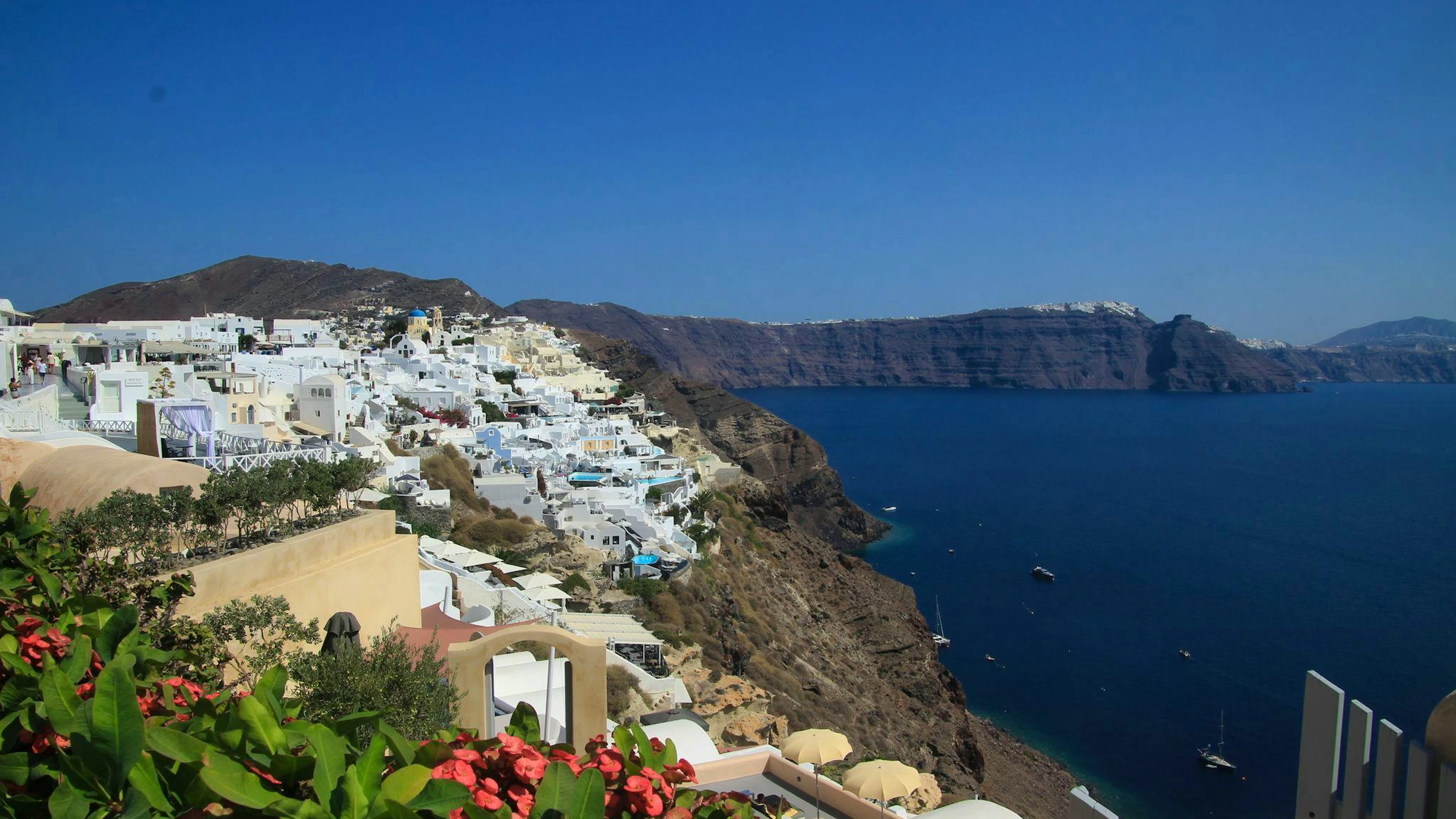 Blick auf das Häusermeer der griechischen Insel Santorini.