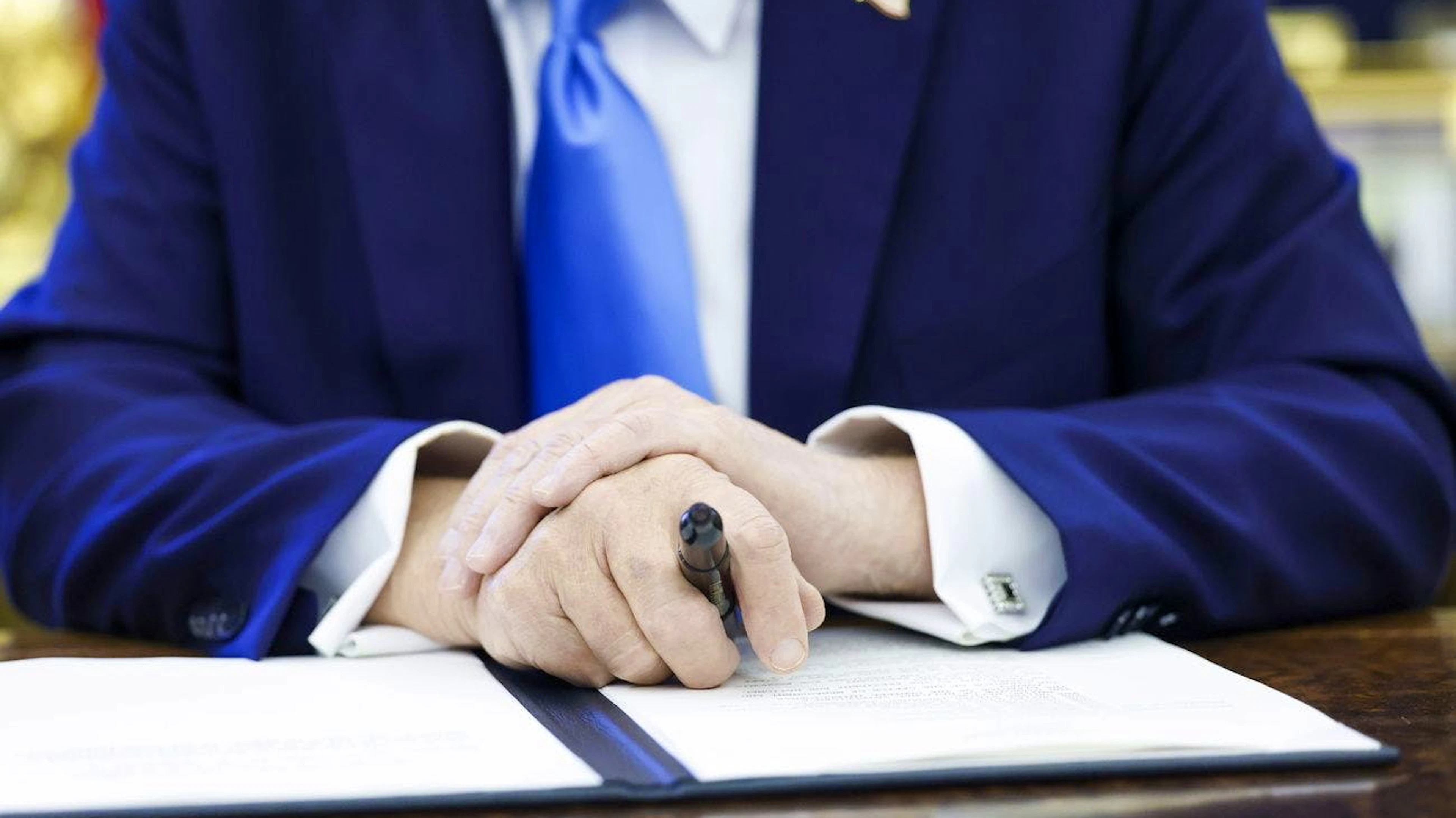 epa11875454 US President Donald Trump signs a series of executive orders in the Oval Office of the White House in Washington, DC, USA, 04 February 2025. EPA/SHAWN THEW / POOL