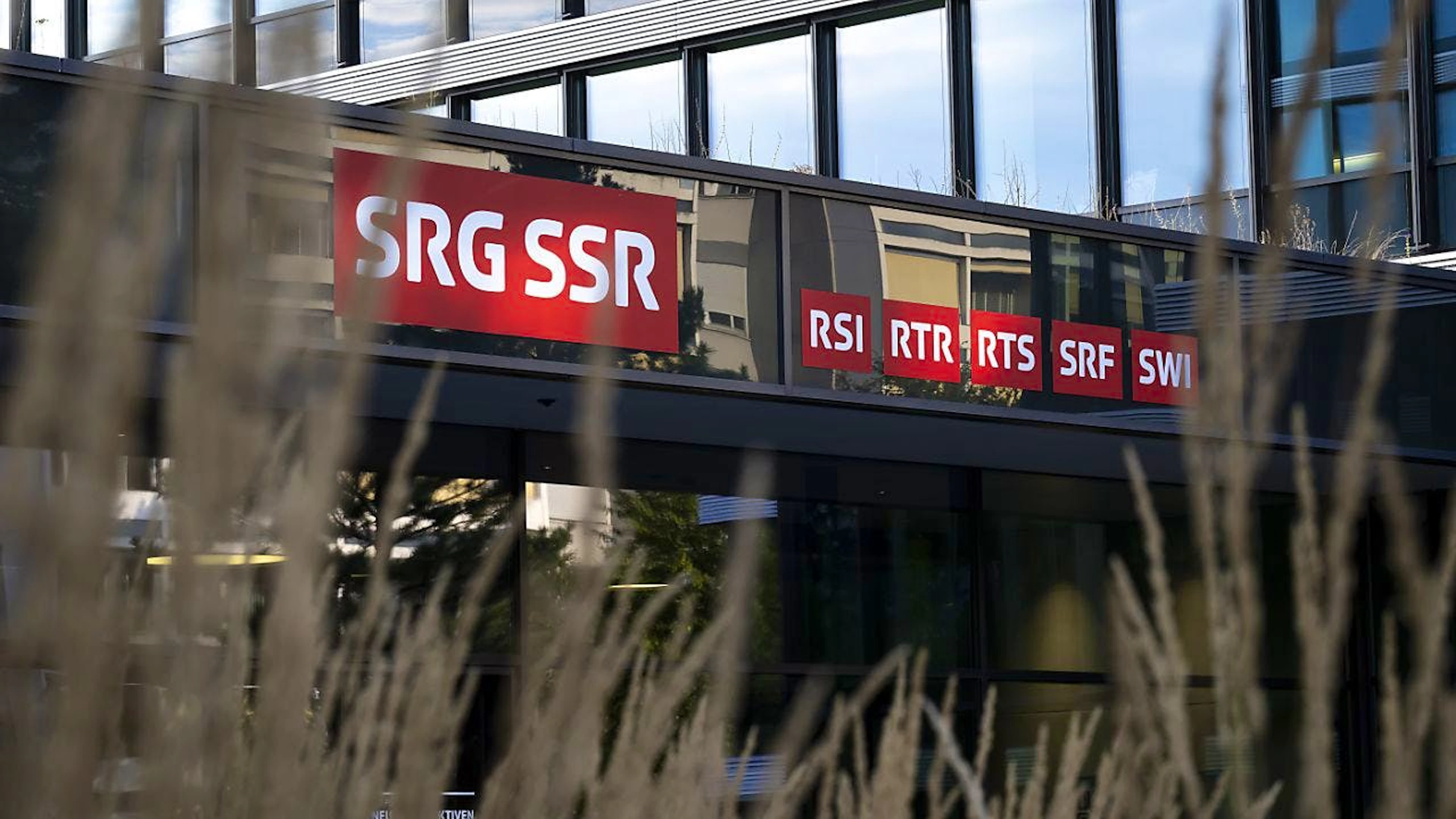 Der Eingang zum Hauptsitz der SRG SSR mit den Logos von RSI, RTR, RTS, SRF und SWI, in Bern. Die SRF-Sendung "G&G - Gesichter und Geschichten" wird am Sommer nach 20 Jahren eingestellt. 20 Stellen gehen verloren. (Archivbild)