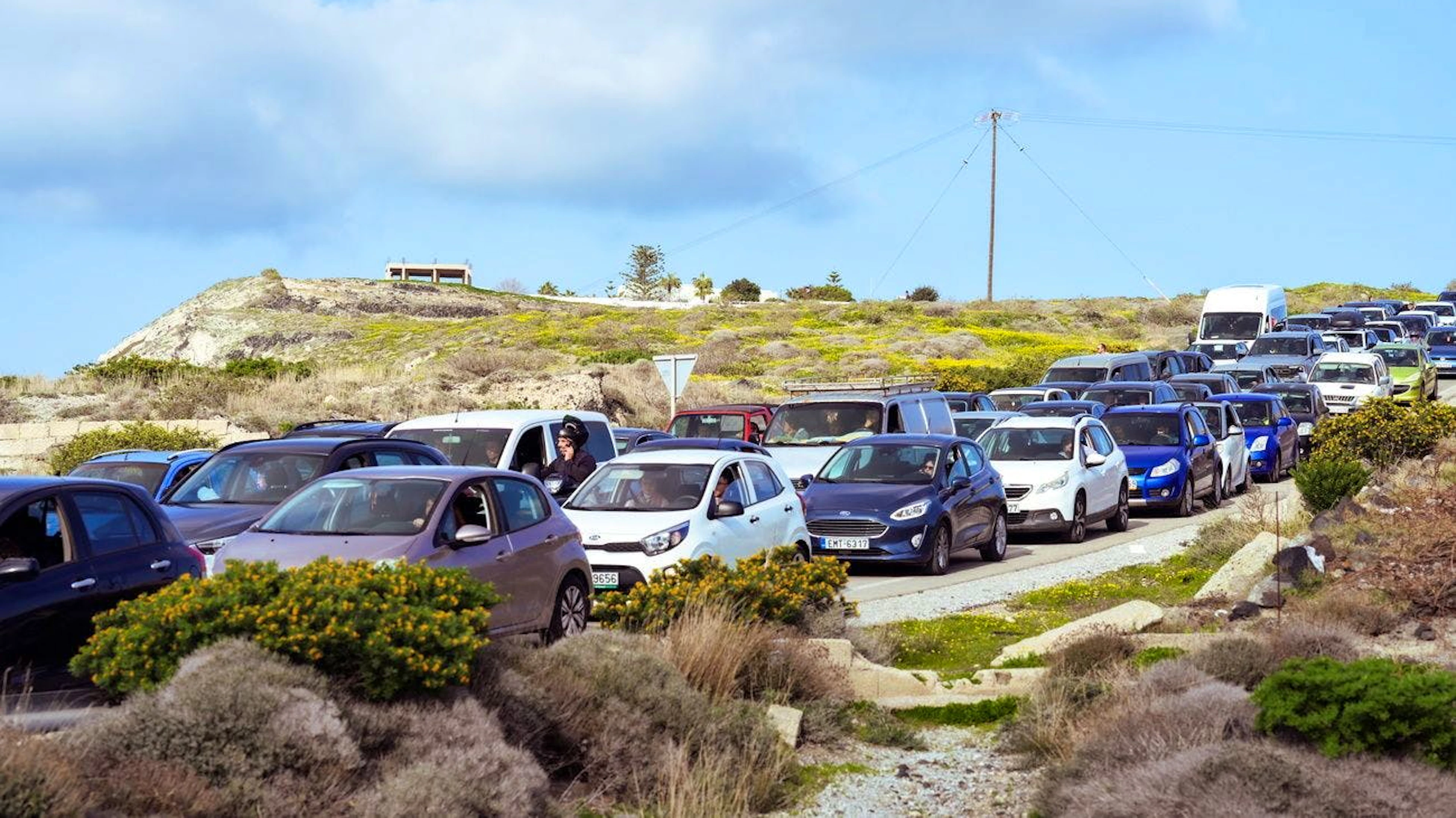 Bewohner und Besucher fliehen wegen der Erdbebenserie auf Santorini in ihren Autos zum Hafen in Athinios. (3. Februar 2025)
