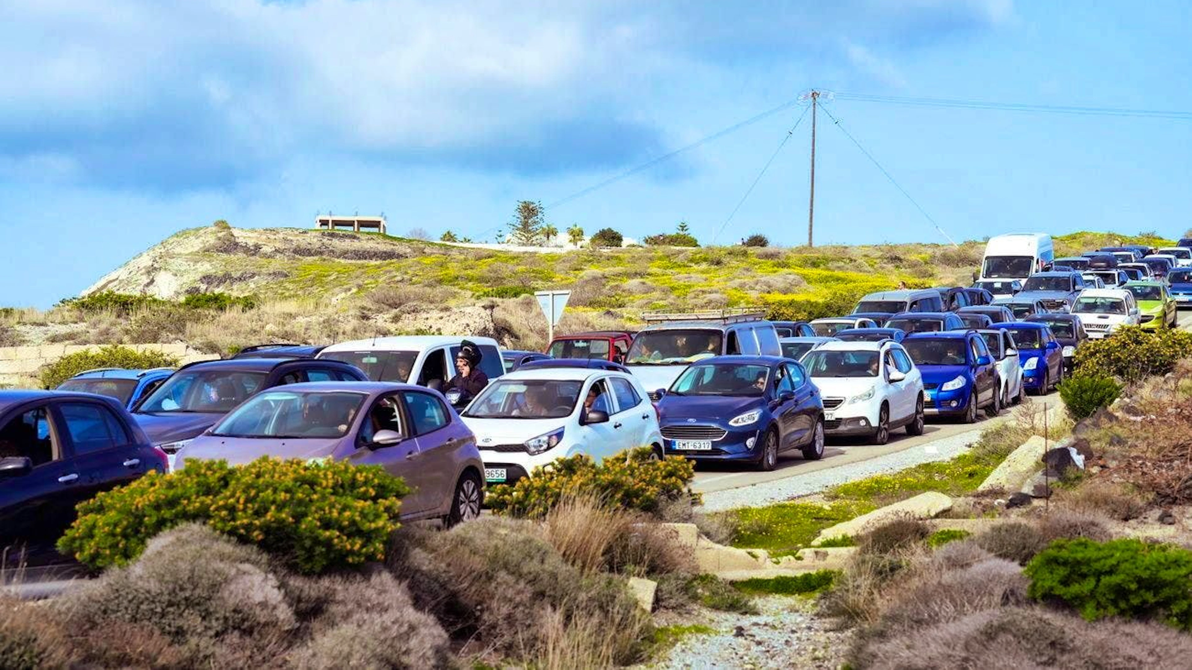 Residents and visitors flee in their cars to the port in Athinios due to the series of earthquakes on Santorini. (February 3, 2025)