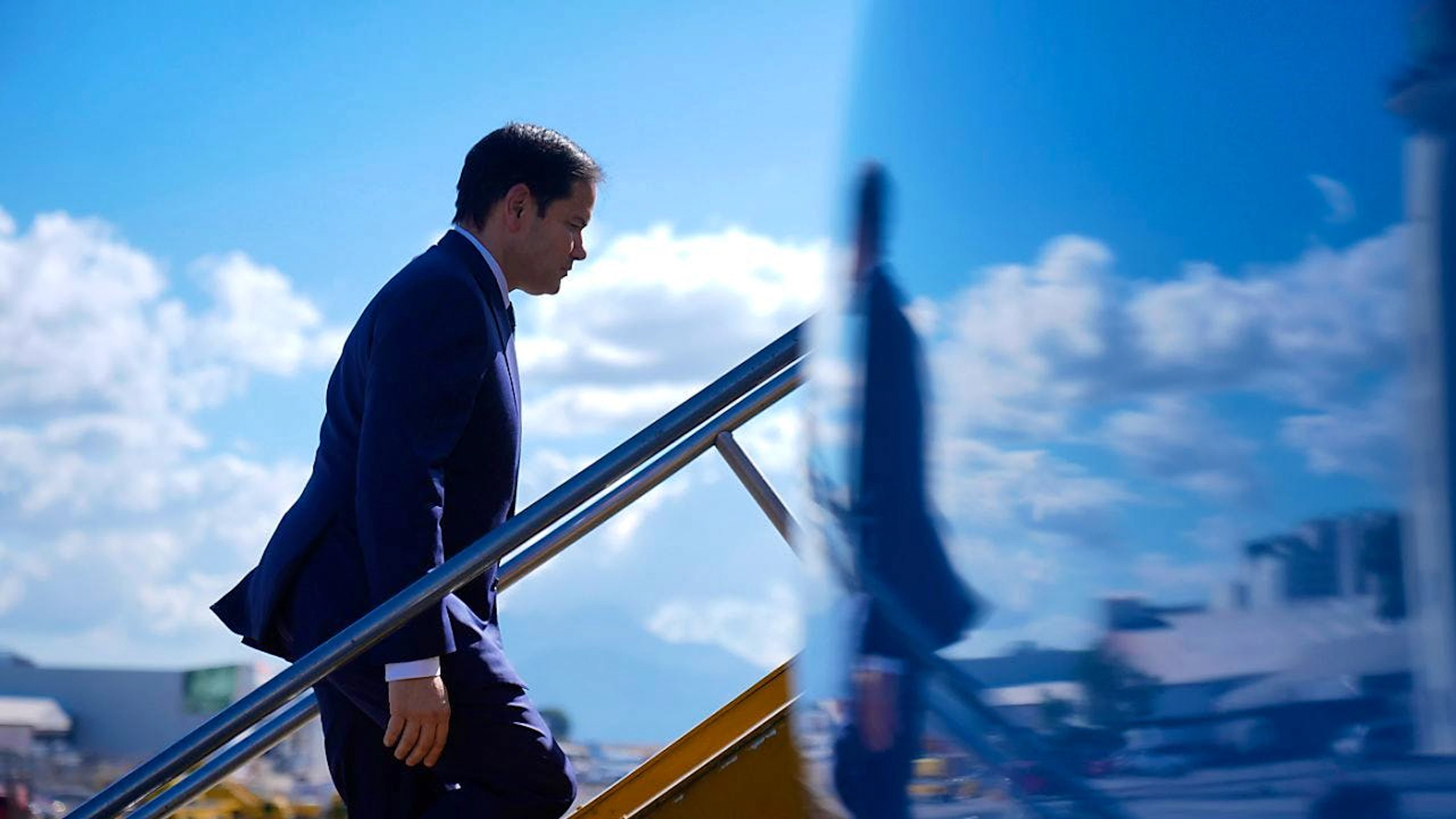 dpatopbilder - Außenminister Marco Rubio besteigt auf dem internationalen Flughafen La Aurora in Guatemala-Stadt ein Flugzeug. Foto: Mark Schiefelbein/Pool AP/AP/dpa