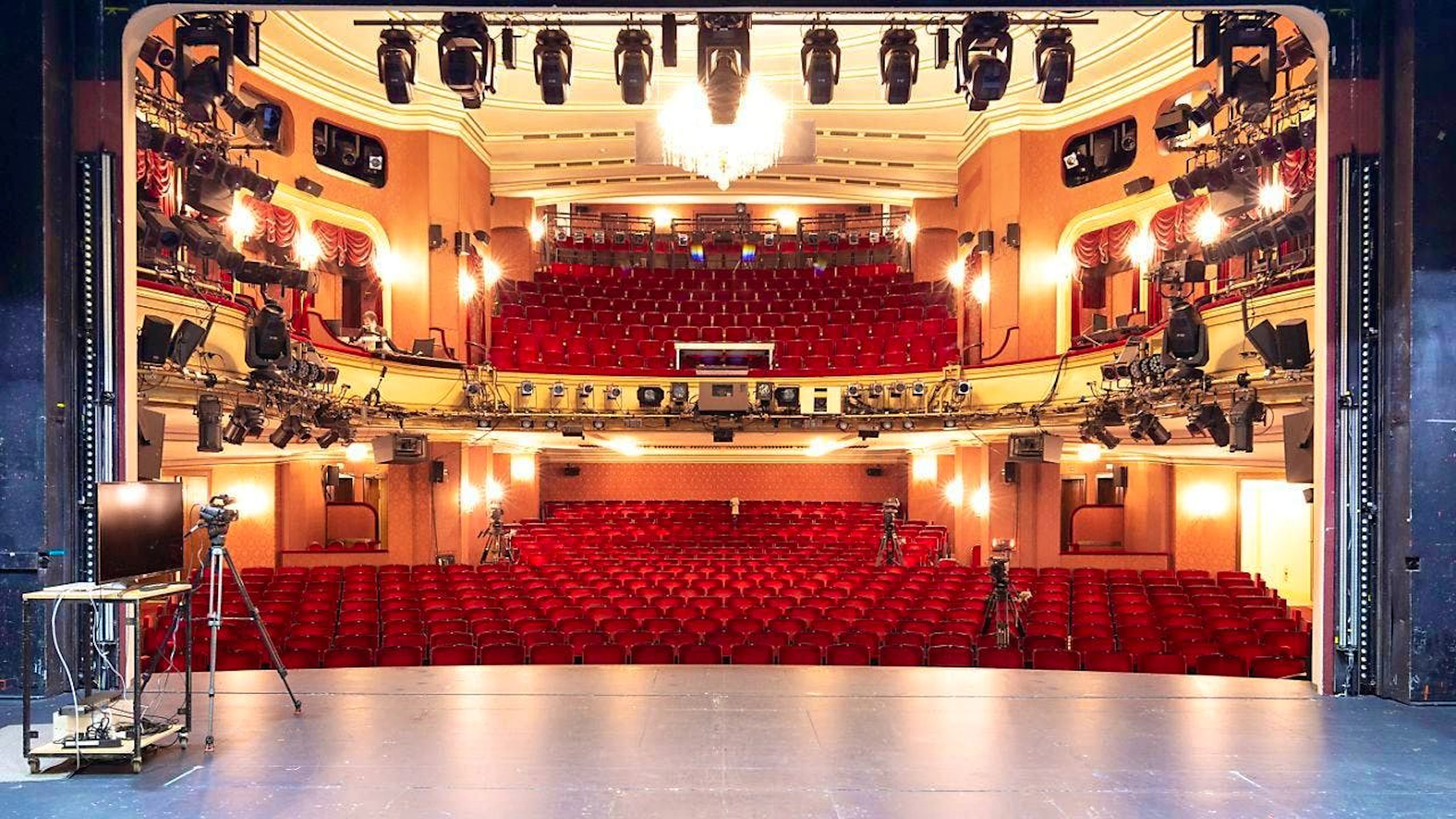 Over 40 percent of theater companies do not feel sufficiently aware of and trained in work-life balance issues. This figure is even higher among large and very large companies, as the results of the study by the "Und" specialist unit show.