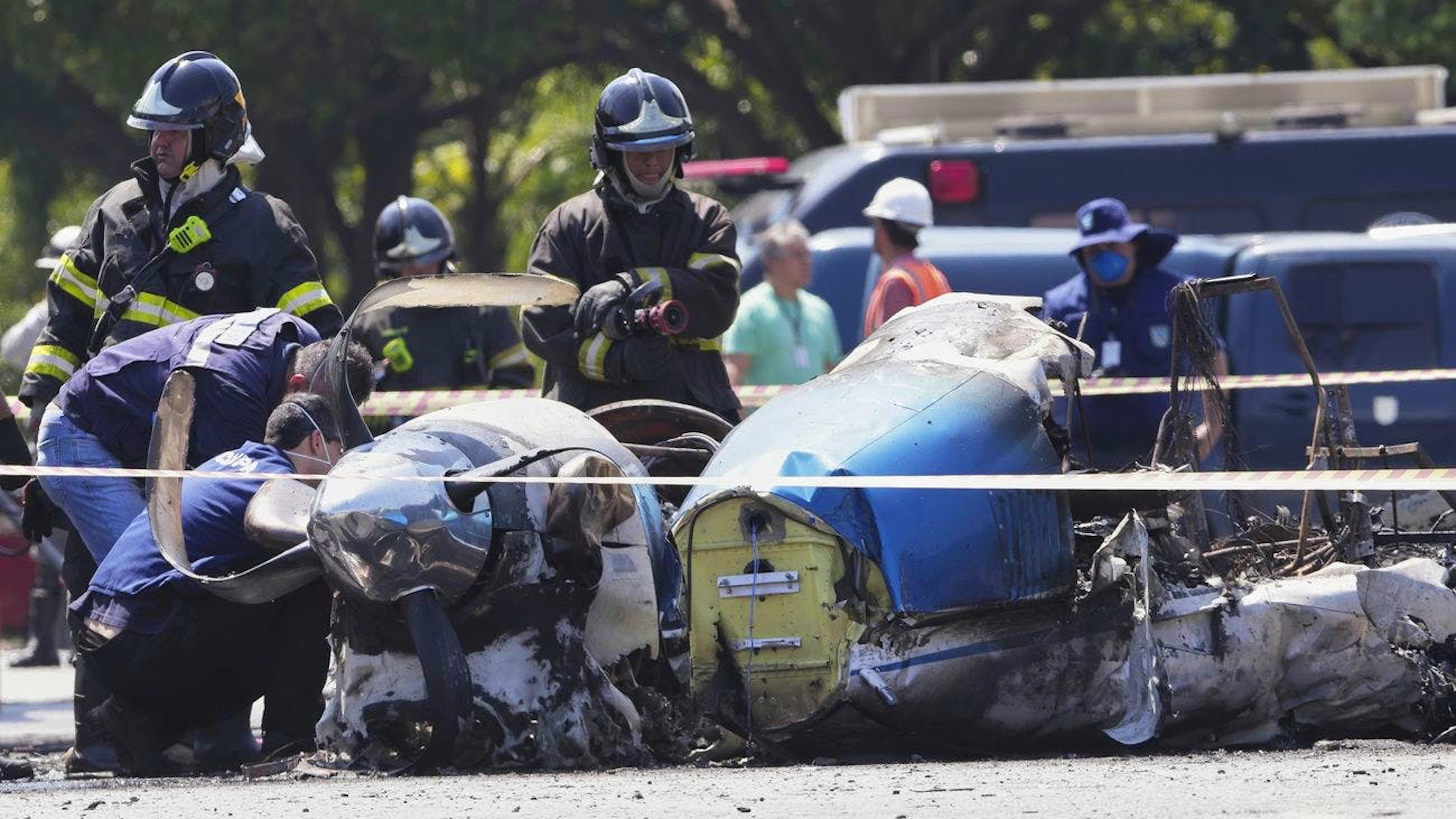 Des pompiers inspectent un petit avion qui s'est écrasé sur une avenue de Sao Paulo, le vendredi 7 février 2025. (Photo AP/Ettore Chiereguini)