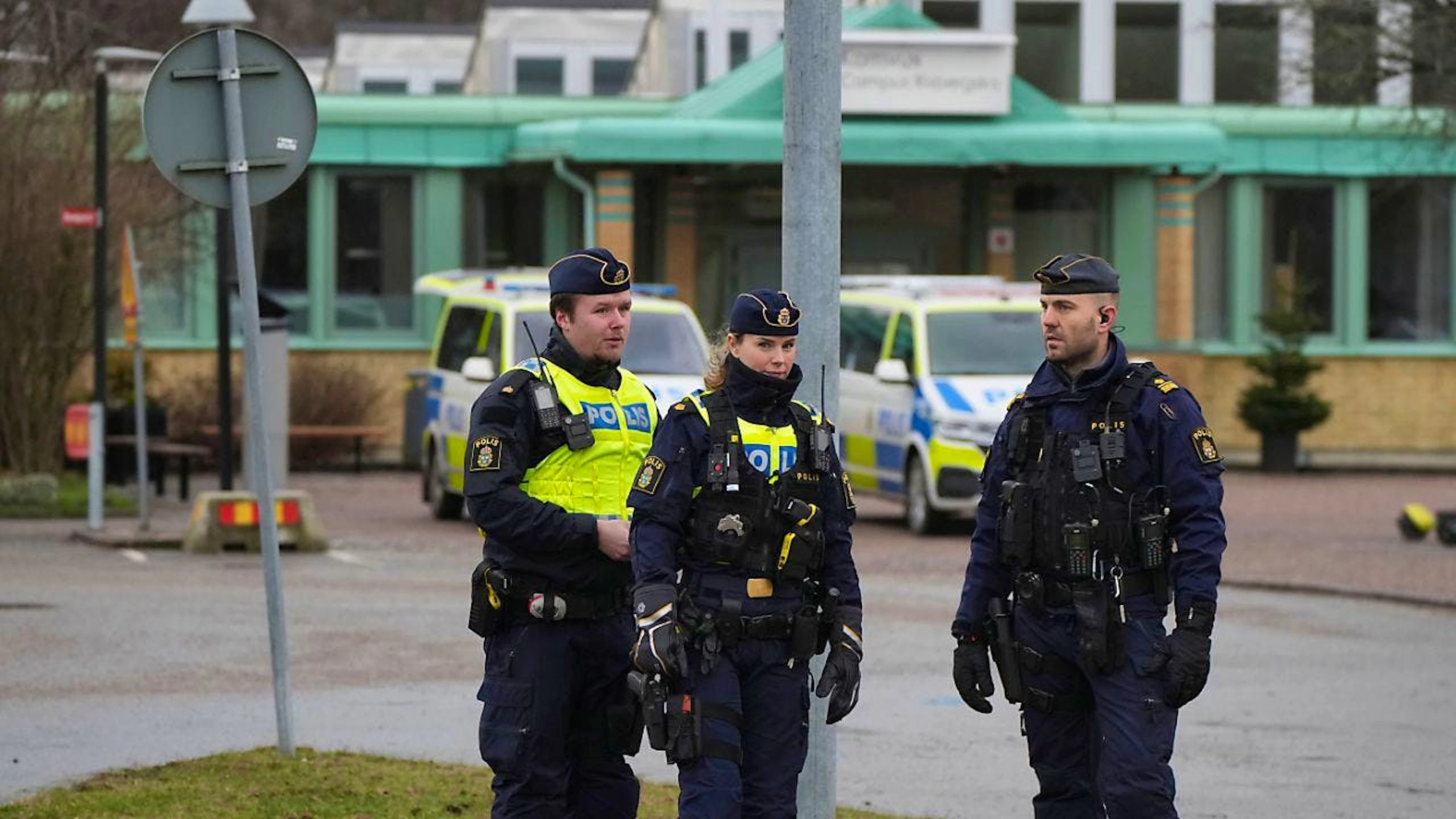 Polizeibeamte stehen in der Nähe des Bildungszentrums Campus Risbergska. Foto: Sergei Grits/AP/dpa