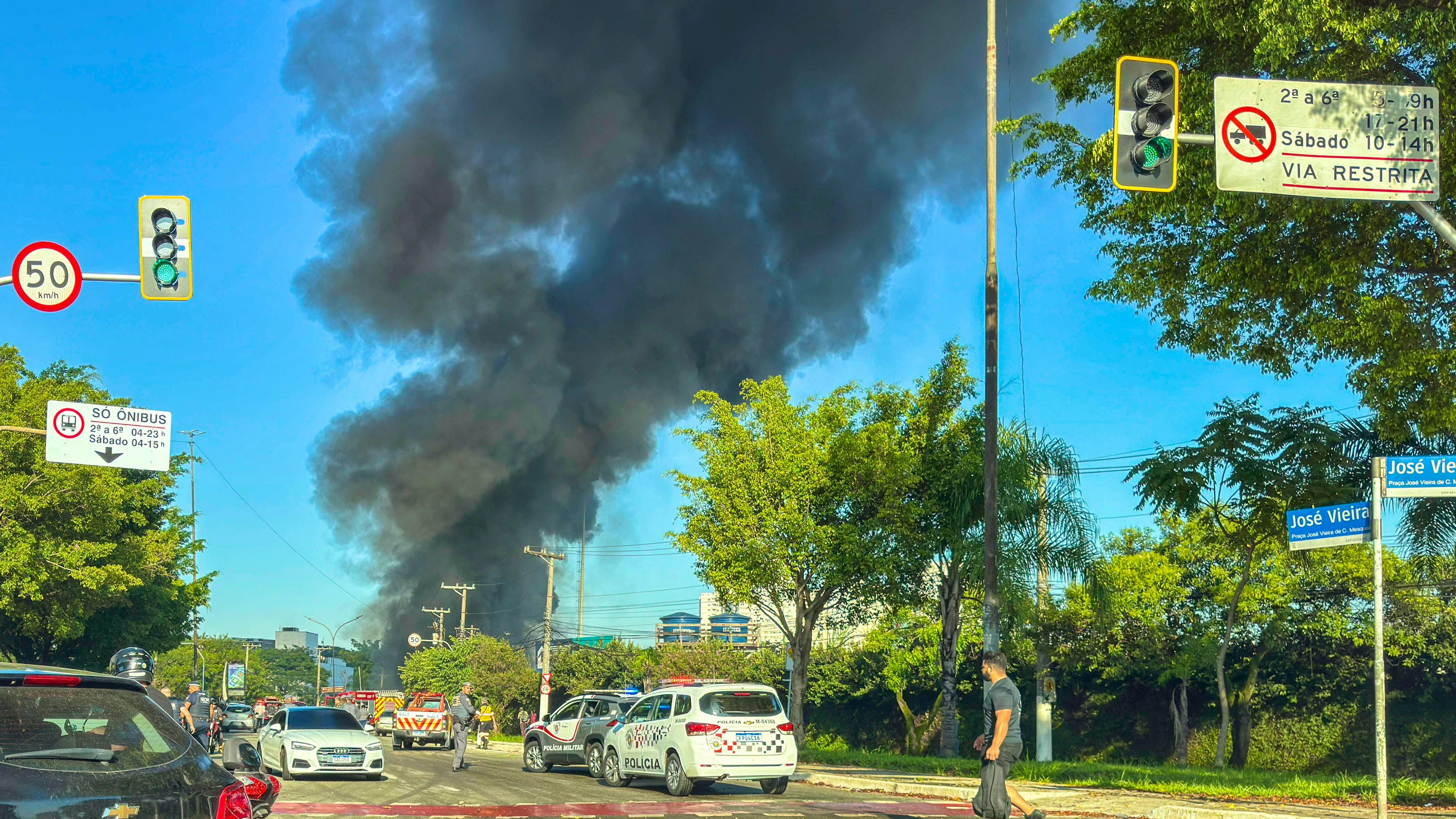 Un petit avion s'écrase sur une avenue de Barra Funda, dans la zone ouest de São Paulo. 