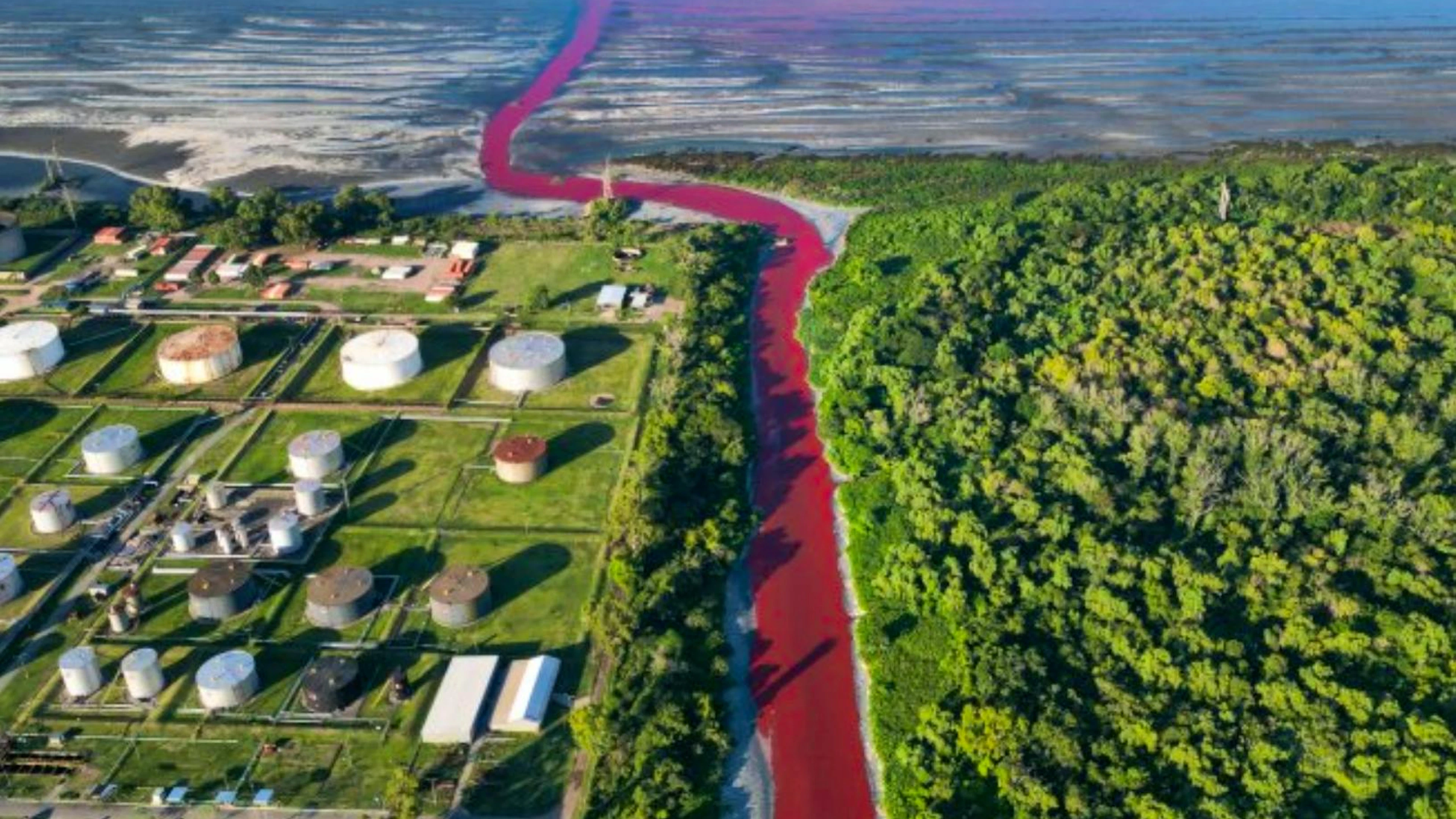 Der Fluss Sarandí hat sich diese Woche plötzlich rot verfärbt.