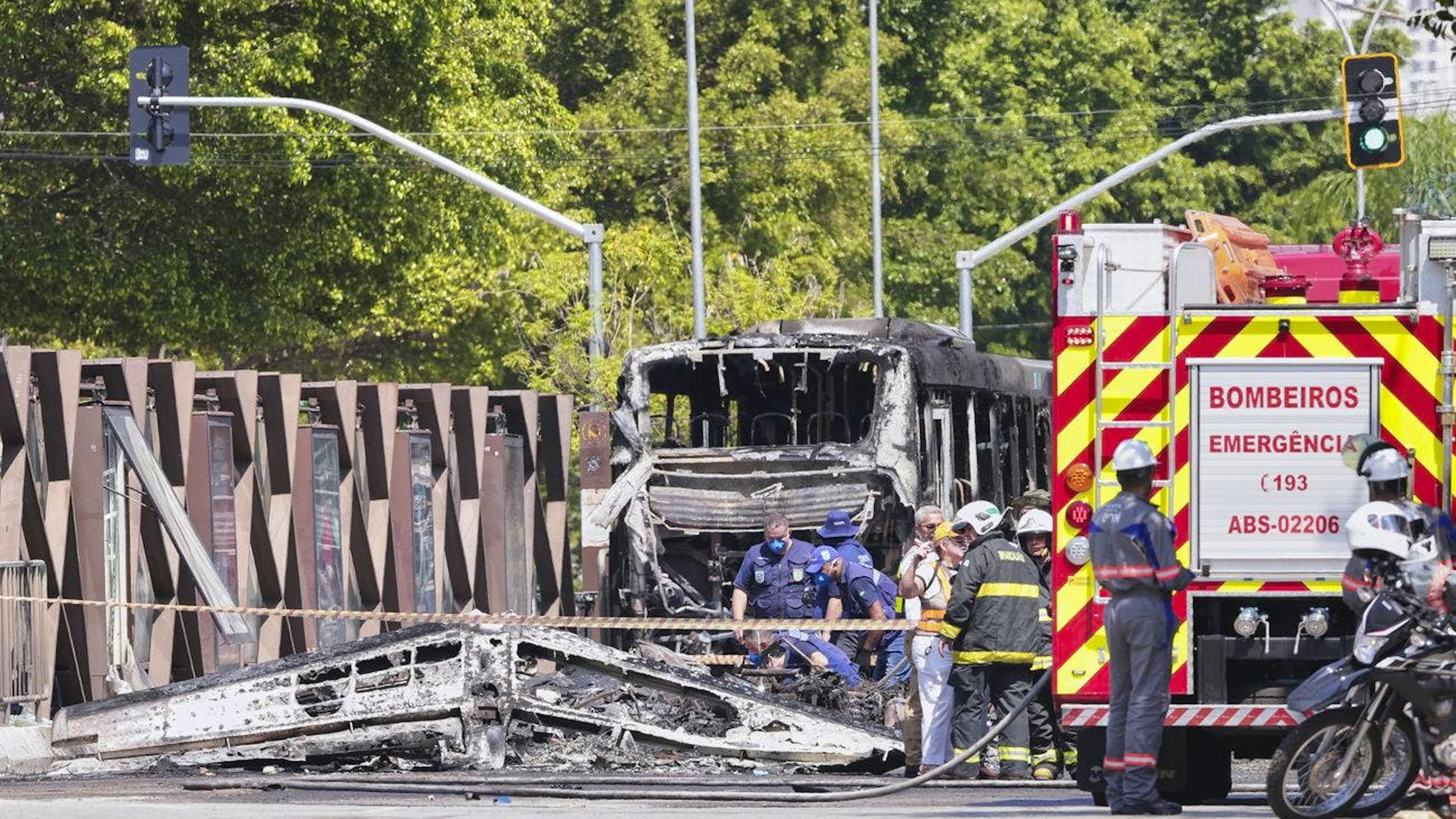 Des pompiers inspectent un petit avion qui s'est écrasé sur une avenue de Sao Paulo, le vendredi 7 février 2025. (Photo AP/Ettore Chiereguini)