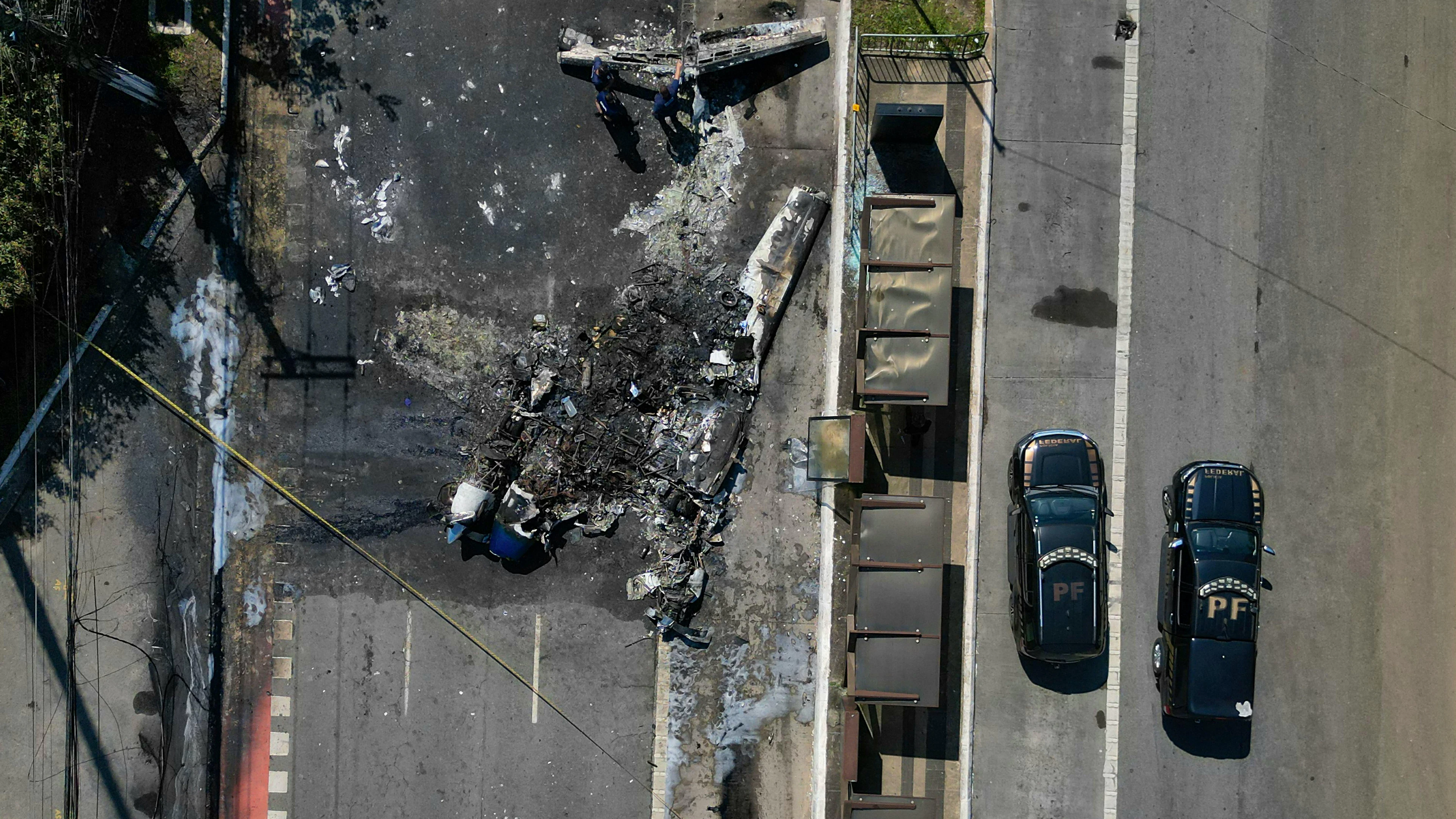 Vue aérienne montrant le site d'un accident d'avion à Sao Paulo, au Brésil, le 7 février 2025. Un avion s'est écrasé vendredi dans une grande avenue de la ville brésilienne de Sao Paulo et a explosé après avoir heurté un bus, faisant deux morts et six blessés, ont indiqué les autorités. (Photo de Nelson ALMEIDA / AFP)