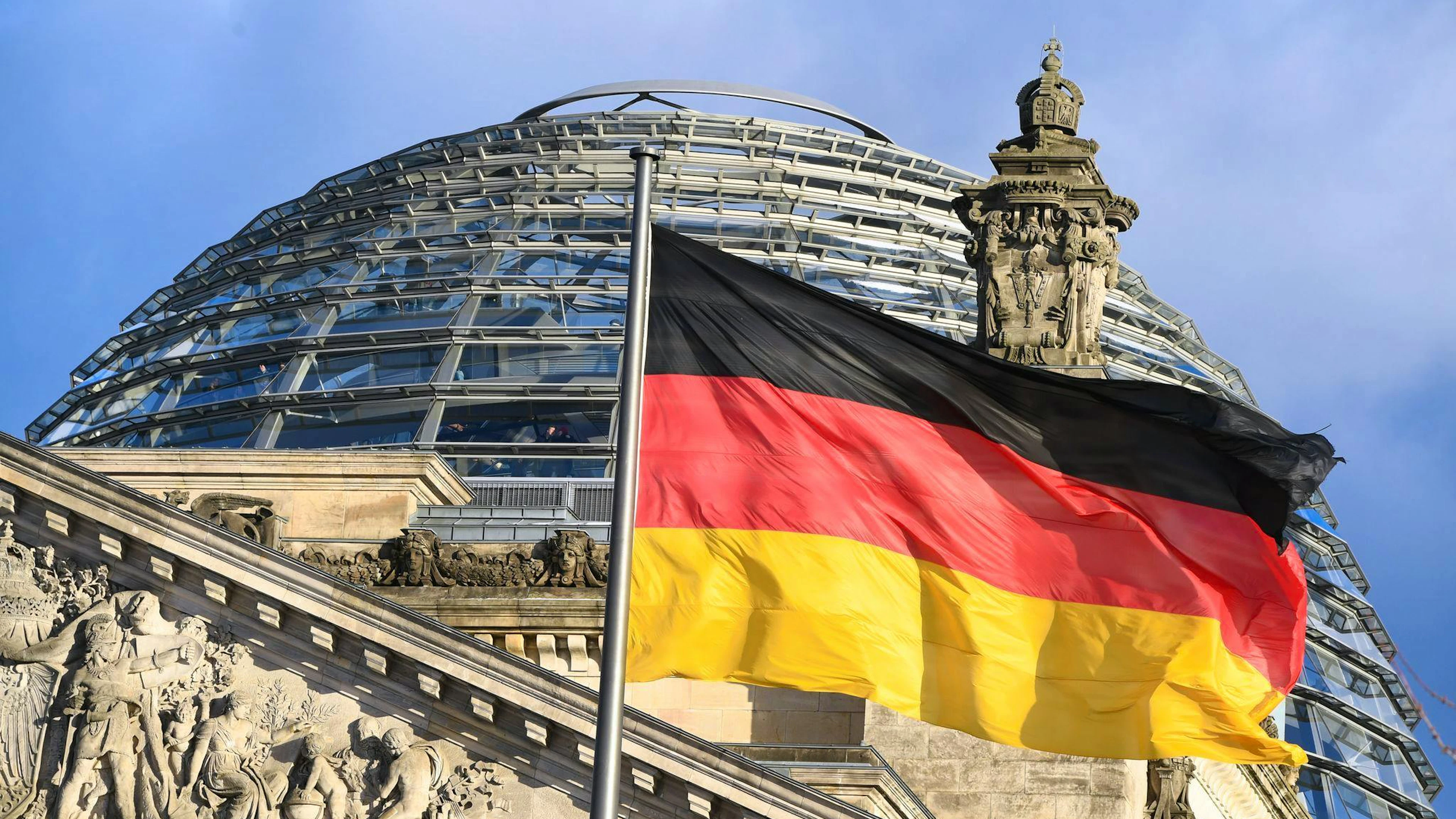 Am Sonntag wird der deutsche Bundeskanzler oder Kanzlerin gewählt. (Archivbild)