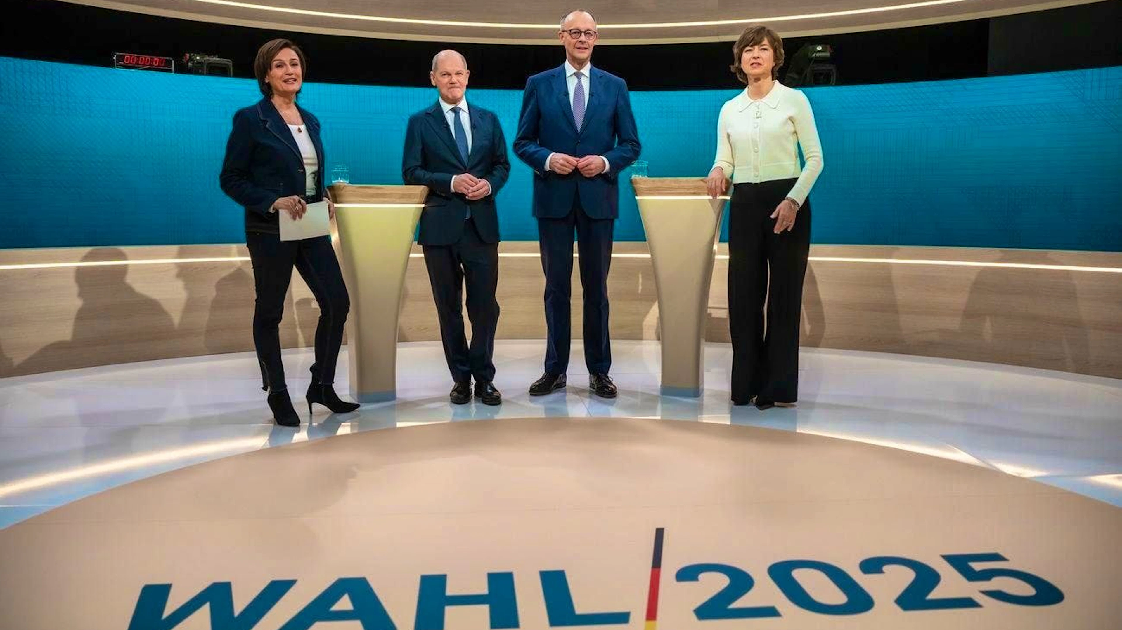 From left to right: ARD TV presenter Sandra Maischberger, Federal Chancellor Olaf Scholz (SPD), Friedrich Merz, ZDF presenter Maybrit Illner.