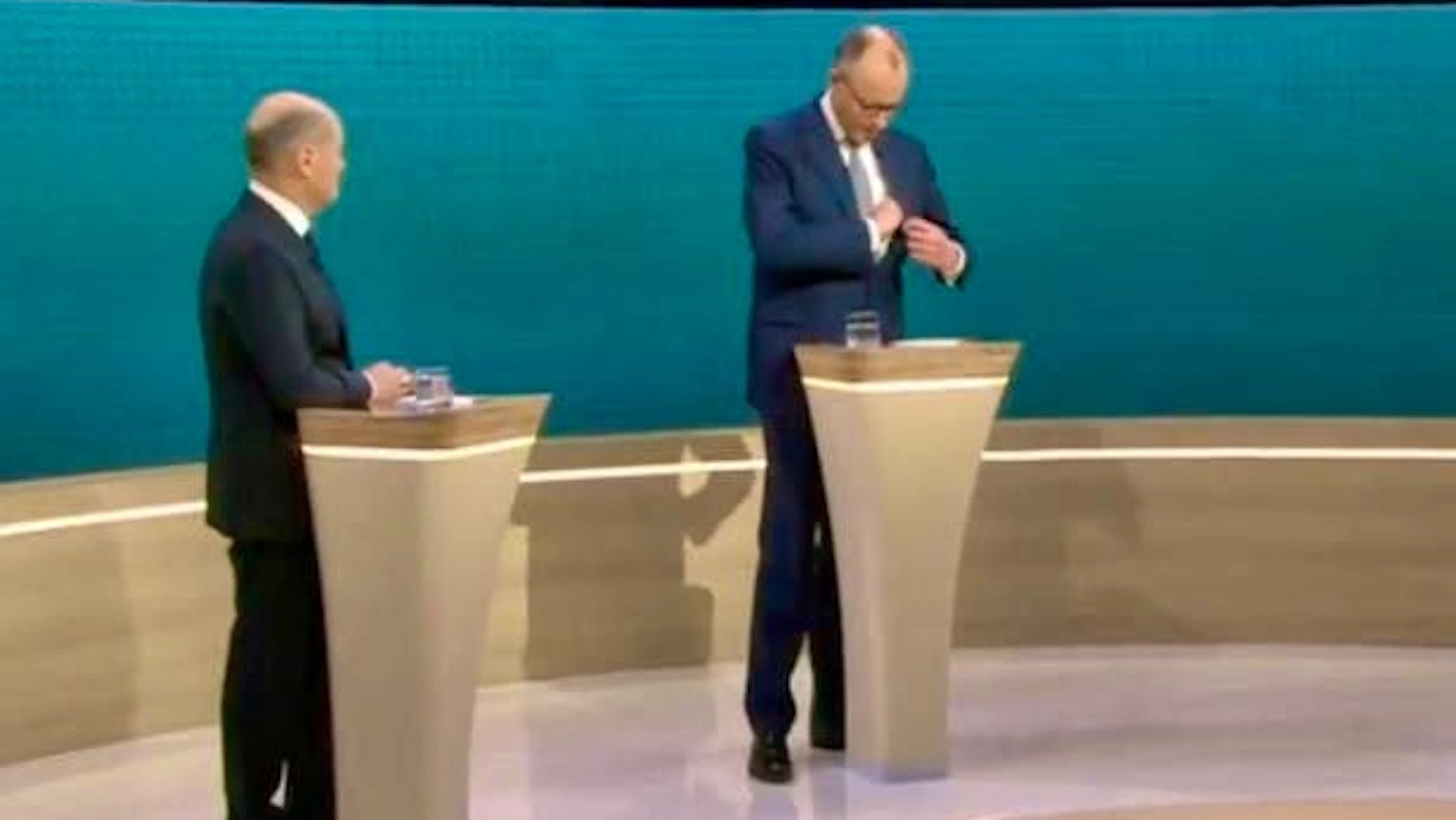 Friedrich Merz suddenly pulls out a piece of paper. 