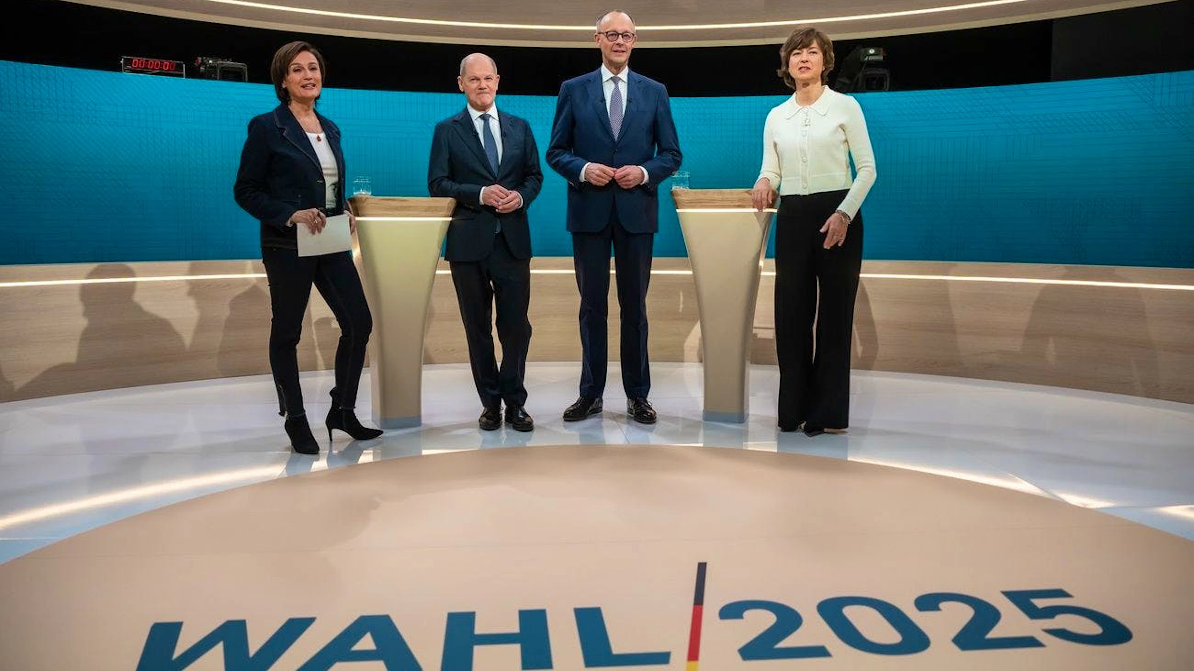 Von links nach rechts: ARD-Fernsehmoderatorin Sandra Maischberger, Bundeskanzler Olaf Scholz (SPD), Friedrich Merz, ZDF-Moderatorin Maybrit Illner.