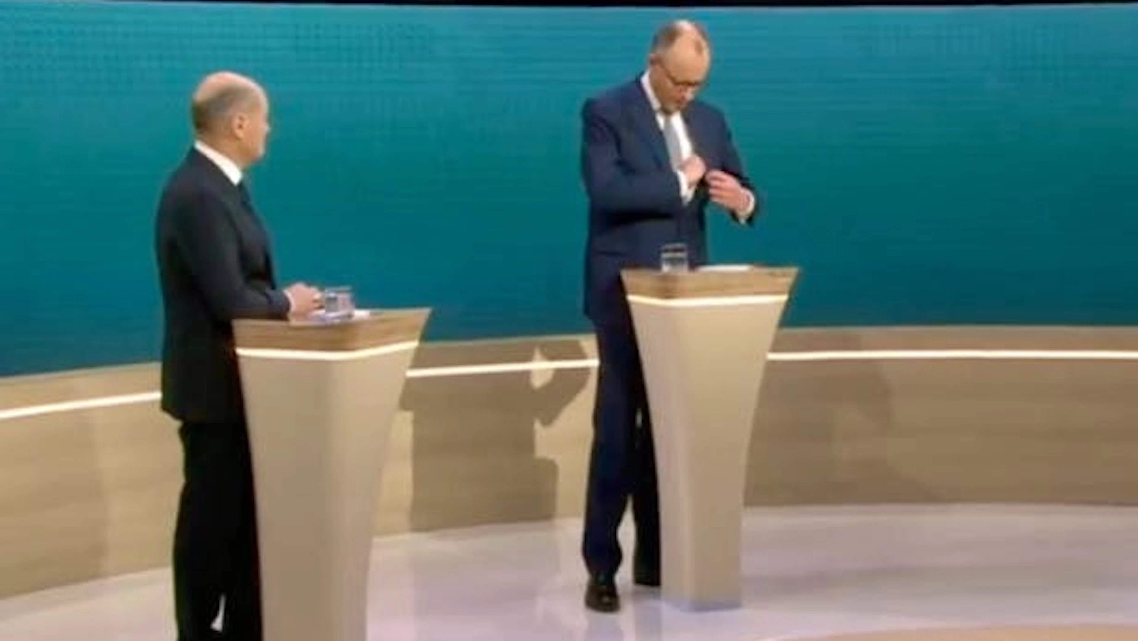 Friedrich Merz zückt plötzlich einen Zettel.