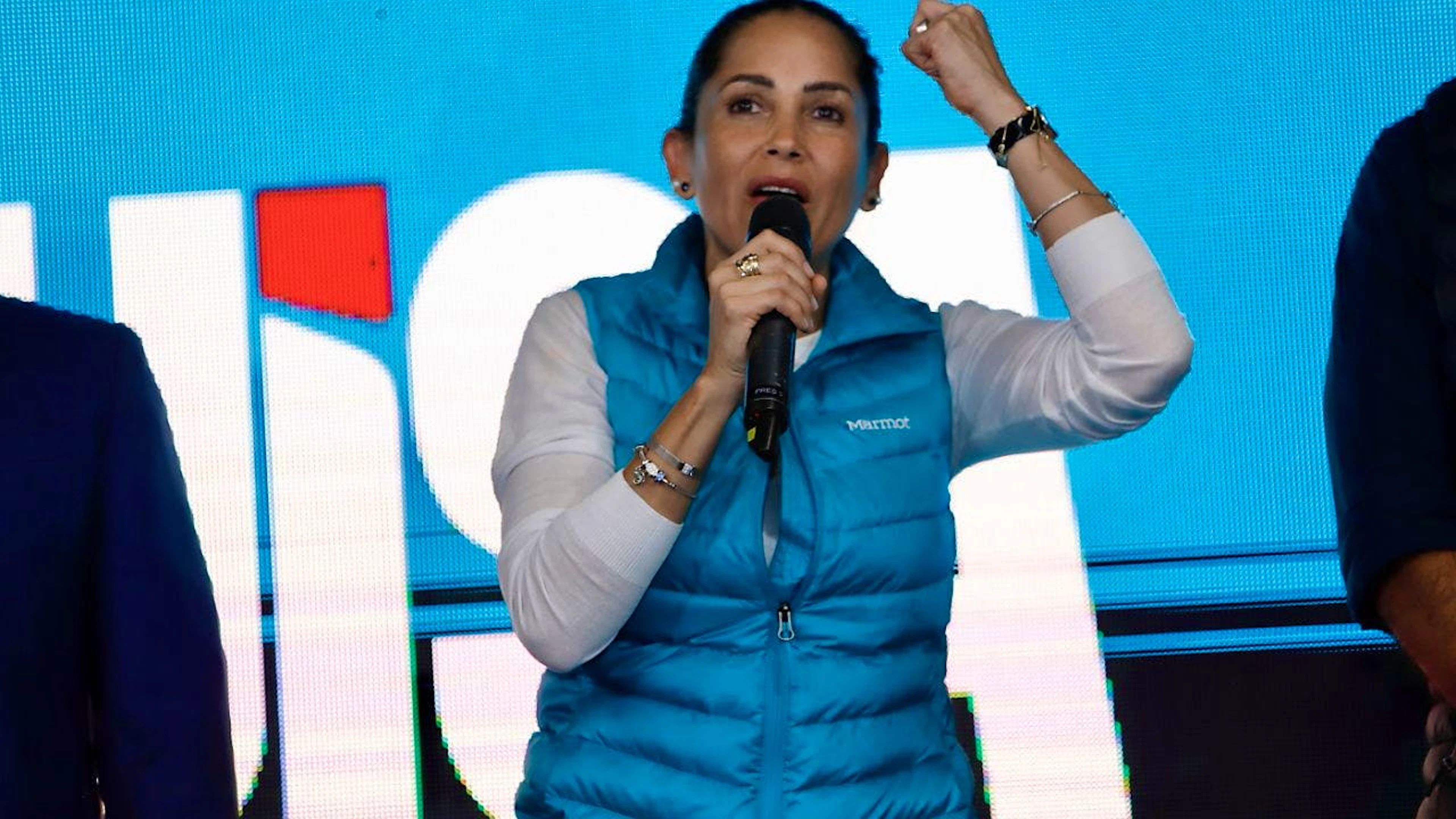 Luisa Gonzalez, ex-députée, espère prendre sa revanche après une première joute électorale remportée par M. Noboa en 2023. Le soutien que lui apporte l'ex-président socialiste en exil Rafael Correa, condamné par contumace à huit ans de prison pour corruption, divise les électeurs.