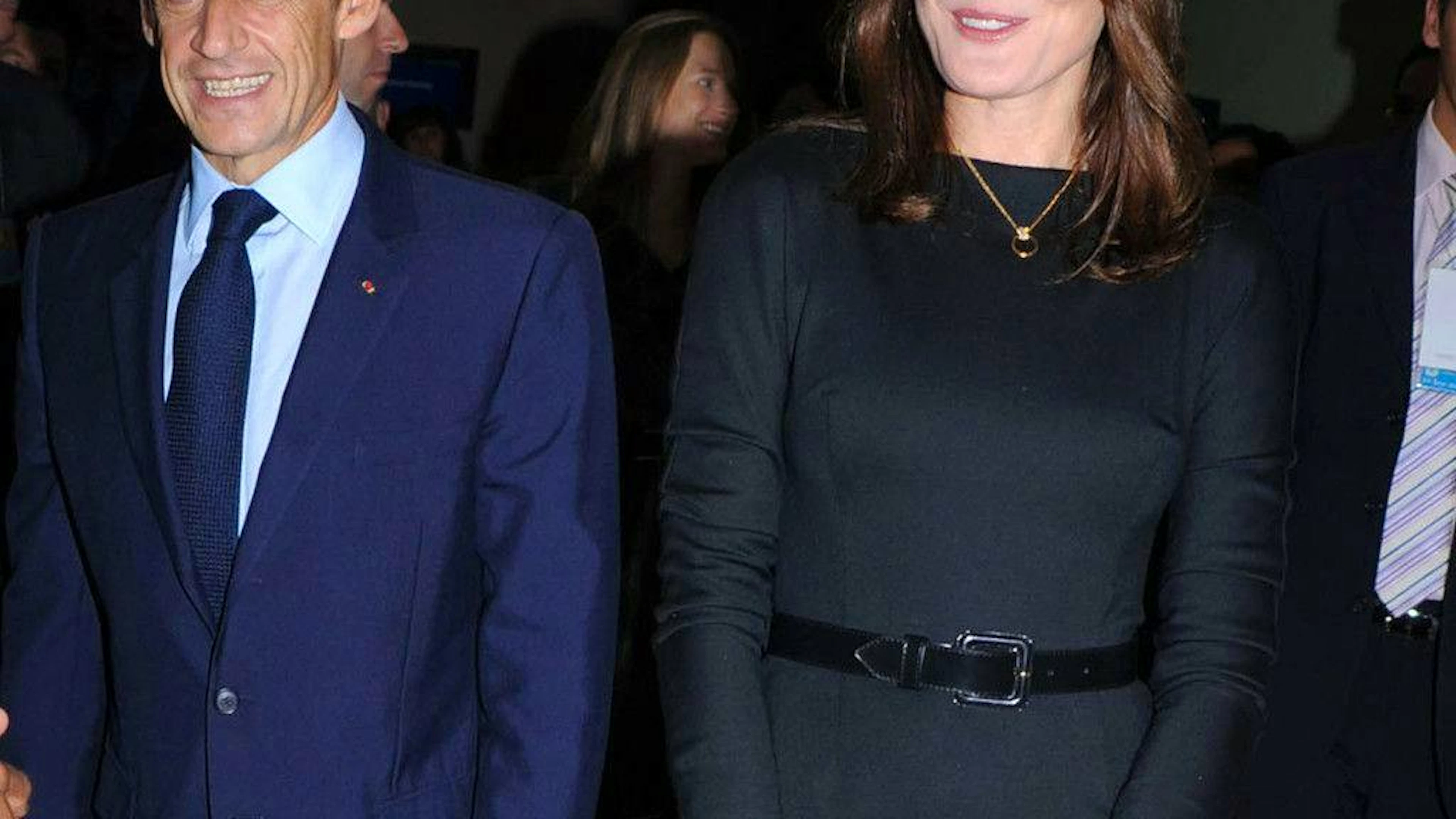 Carla Bruni-Sarkozy soutient son mari dans la tourmente.