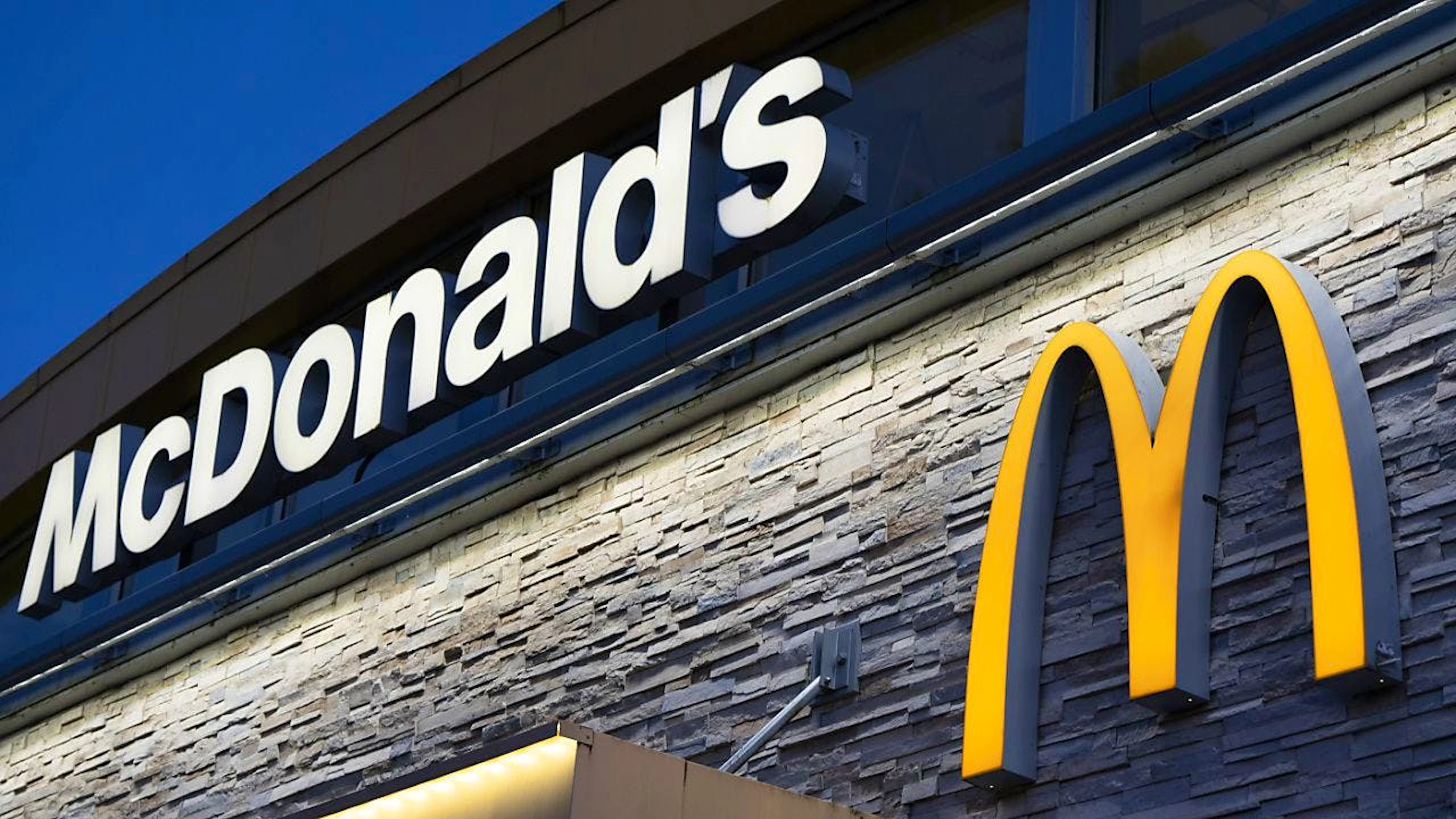 Les consommateurs américains ont dépensé moins d'argent chez McDonald's, même s'ils ont été plus nombreux à se rendre dans les restaurants de la chaîne (archives).