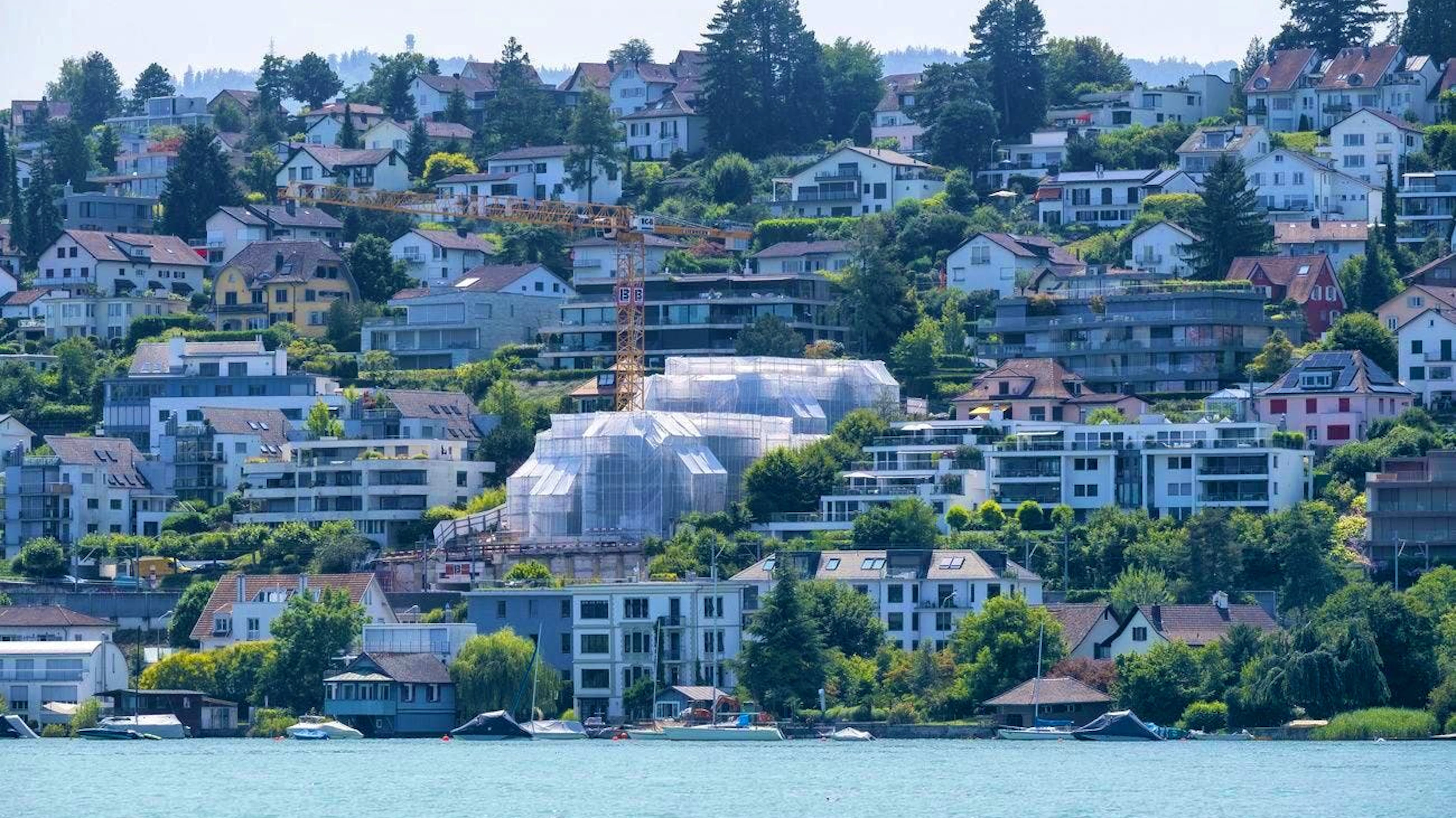 A region can be scenically attractive, but real estate prices can be a deterrent: Kilchberg on Lake Zurich.