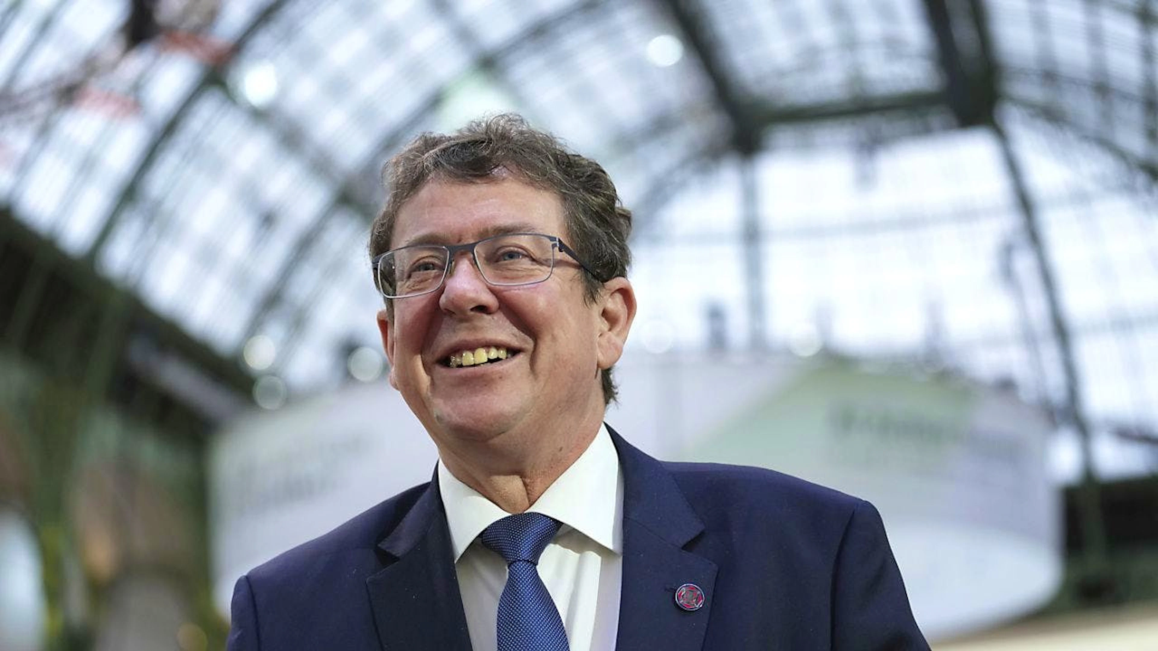 Kommunikationsminister Albert Rösti schlägt angesichts seiner Teilnahme am KI-Aktionsgipfel in Paris einen KI-Gipfel in der Schweiz vor.
