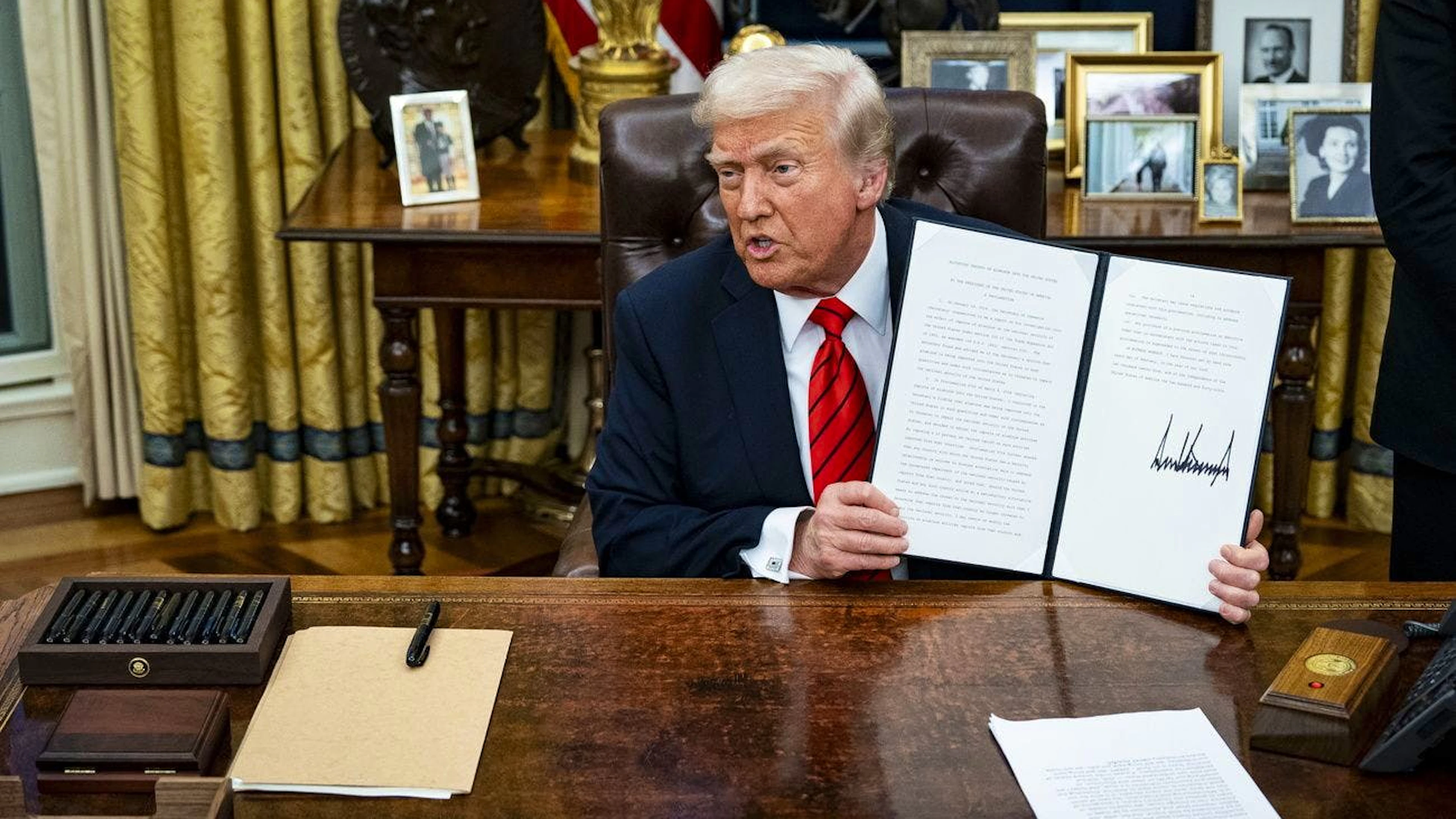 Trump zeigt einen seiner «Executive Orders» (Themenbild)