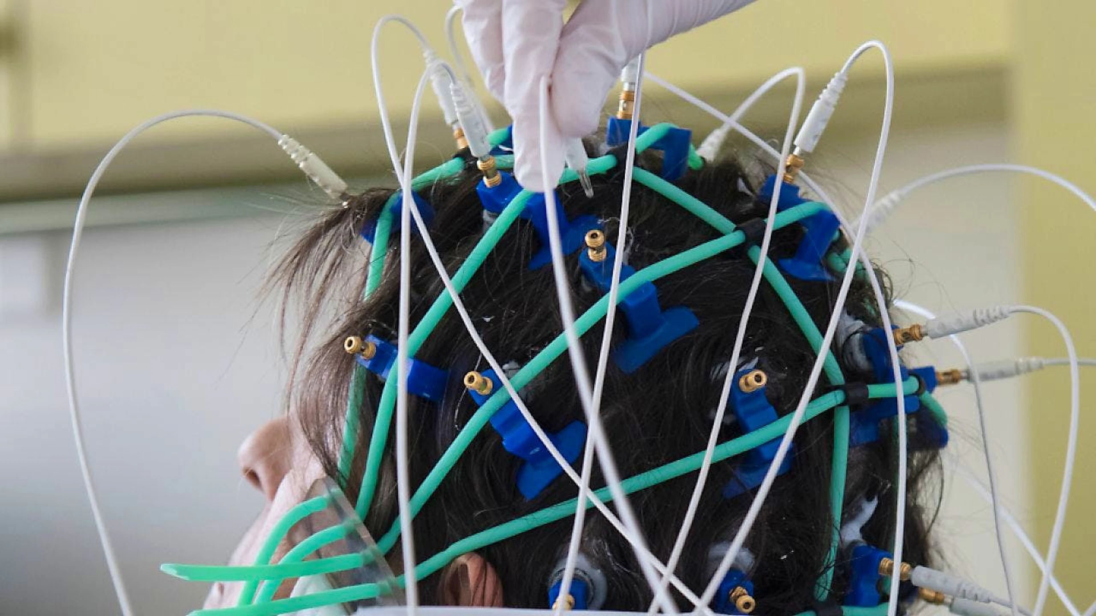 Die Forschenden der Uni Zürich nutzten unterschiedliche Verfahren, um die Effekte von Hypnose im Hirn zu messen.