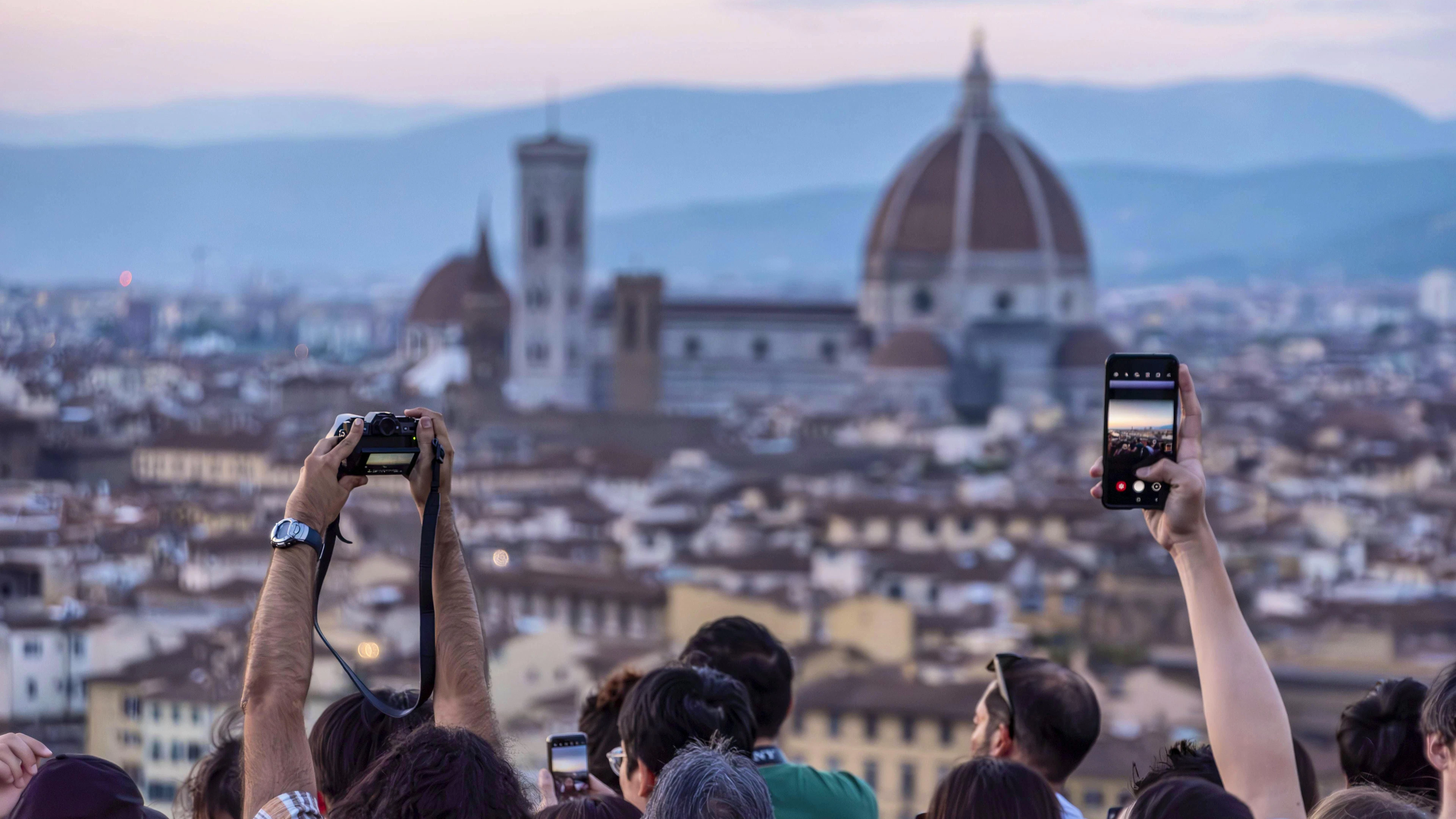 Gedränge für ein Bild vom Dom zu Florenz: Grosse Touristenmenge auf dem Piazzale Michelangelo. (Archivbild)