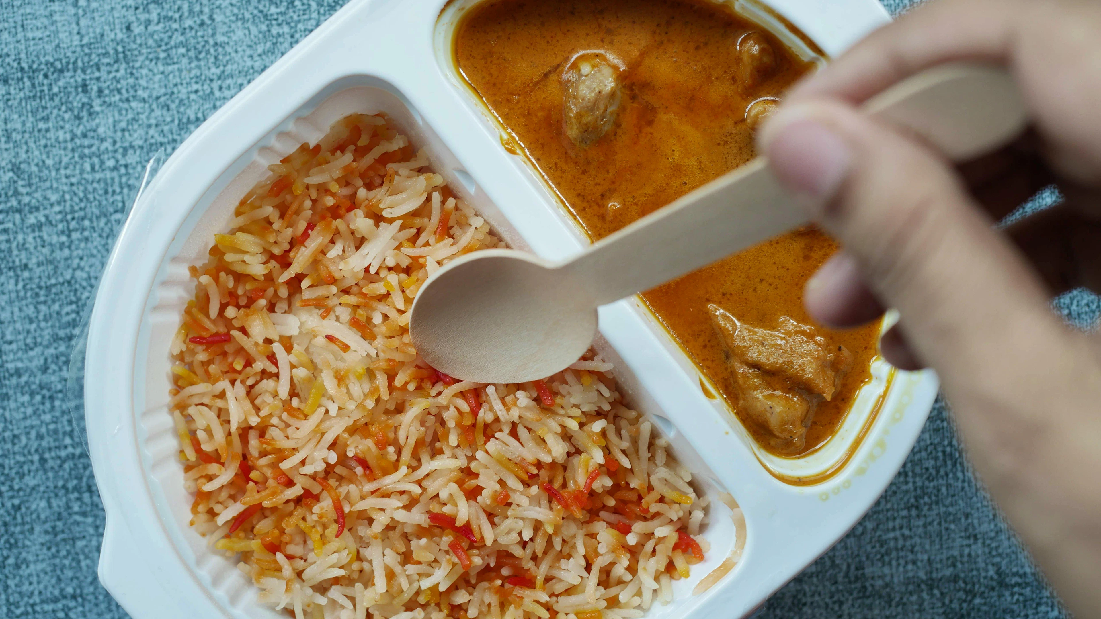 Essen zum Mitnehmen kann mit Chemikalien aus dem Plastikbehälter angereichert sein und zu Entzündungen im Darm führen.