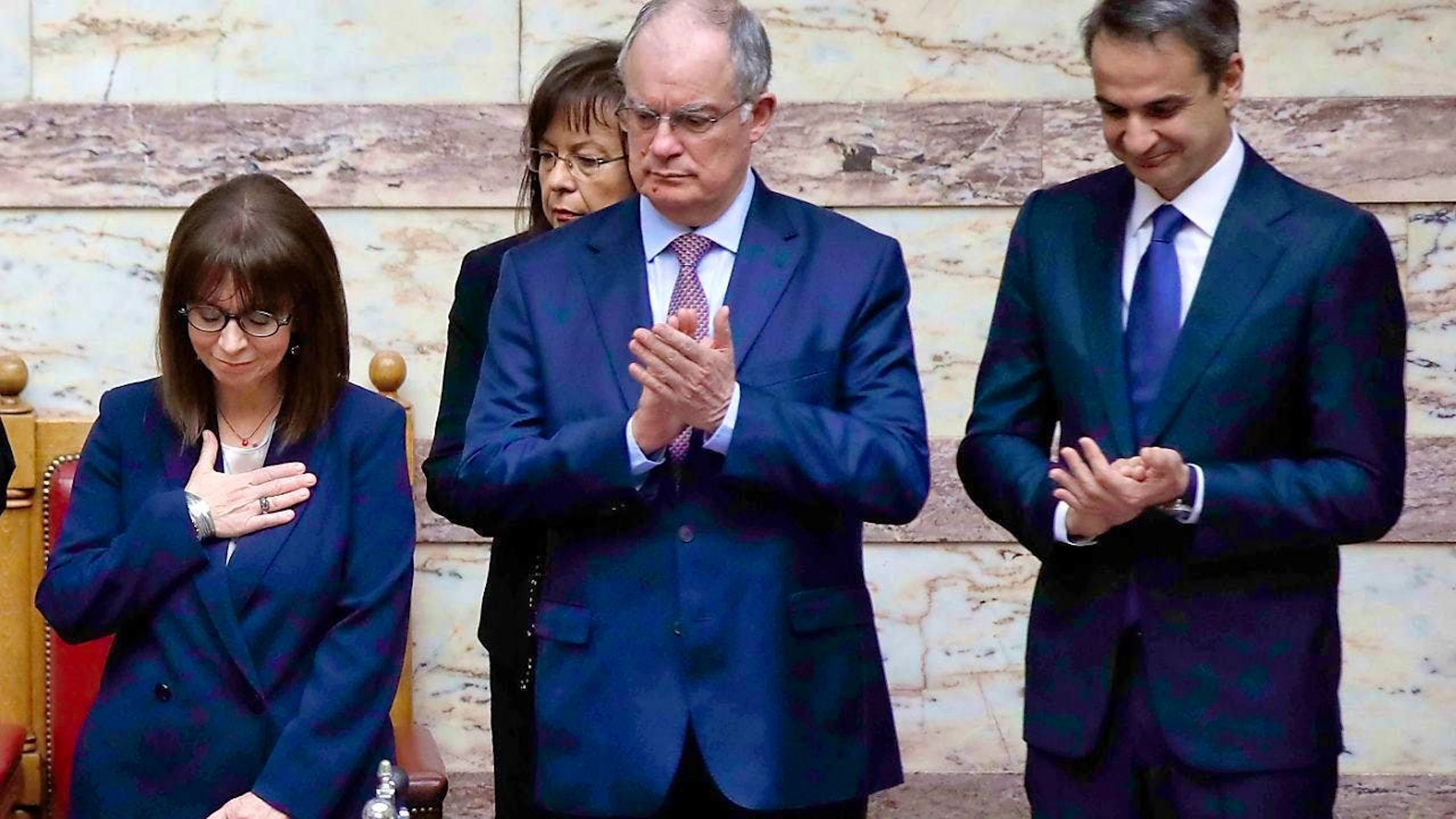 ARCHIVE - The then Greek President Ekaterini Sakellaropoulou expresses her thanks while Prime Minister Kyriakos Mitsotakis (r) and the then Speaker of Parliament, Konstantinos Tasoulas (center) applaud. Tasoulas has now been elected President of the Republic. Photo: Thanassis Stavrakis/AP/dpa/Archive