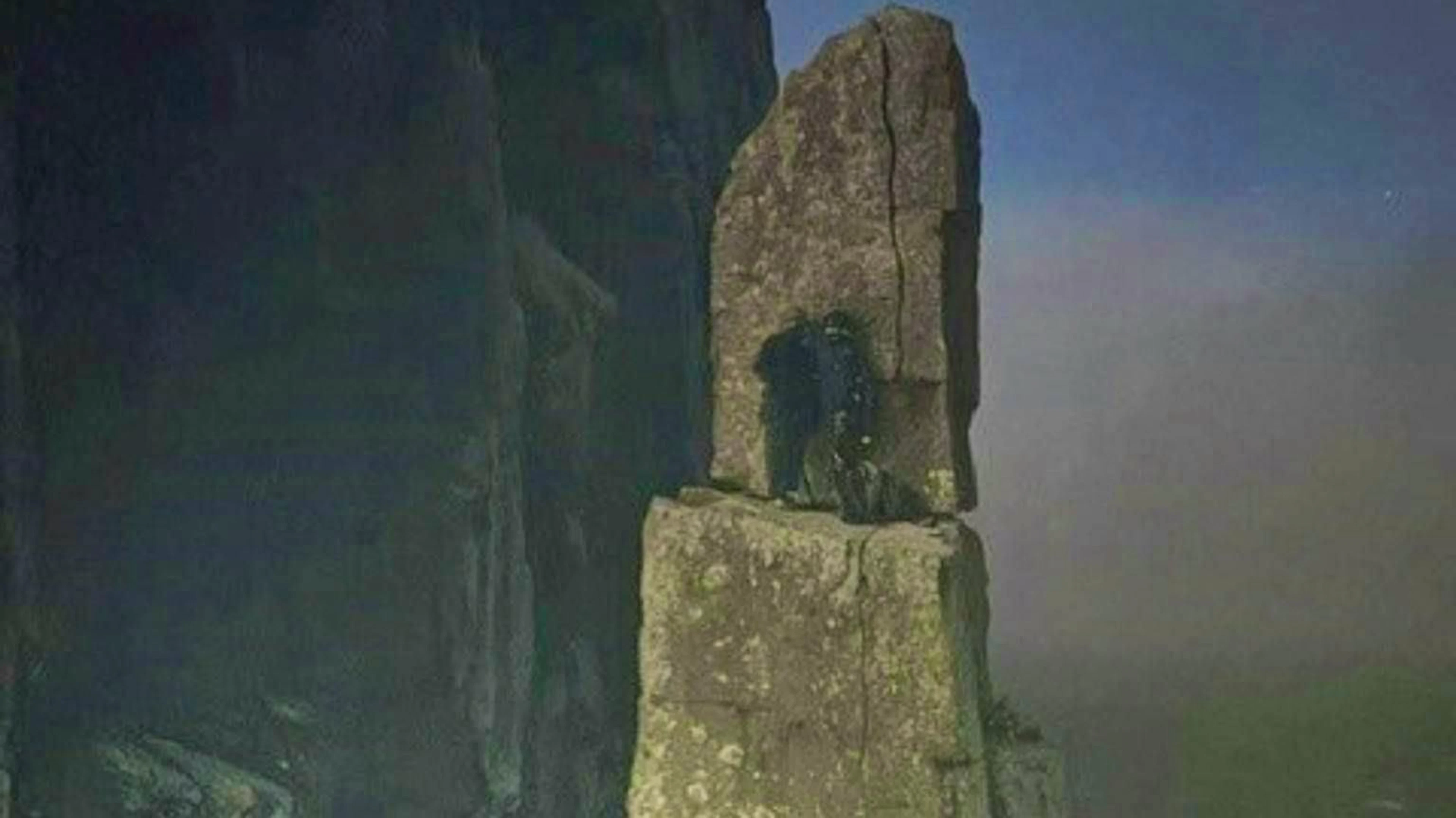 À une hauteur vertigineuse, les grimpeurs étaient restés coincés pendant des heures sur un petit promontoire rocheux.