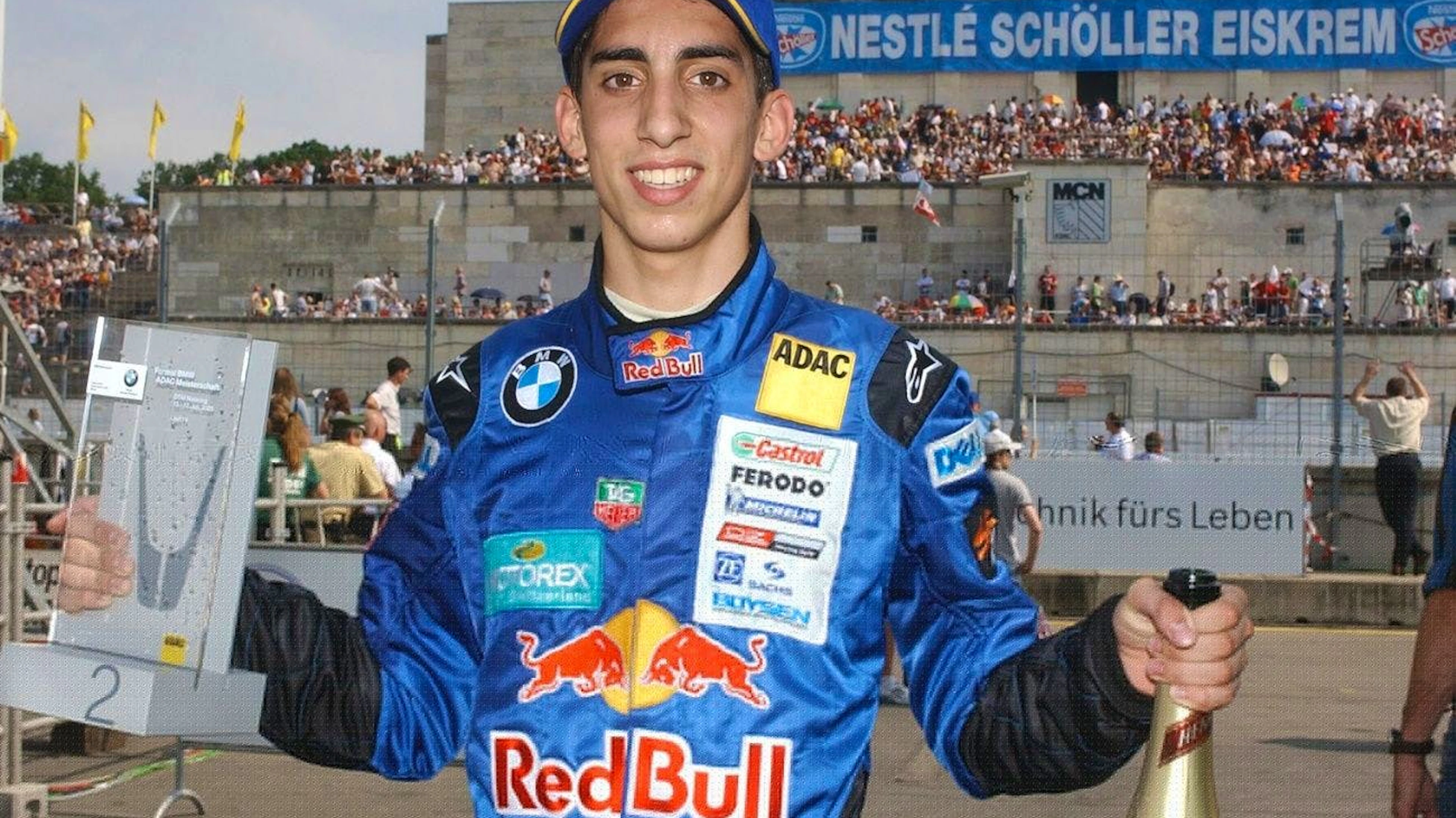 Bereits während seiner Zeit in der Formula BMW wird Buemi in das Nachwuchsprogramm von Red Bull aufgenommen.