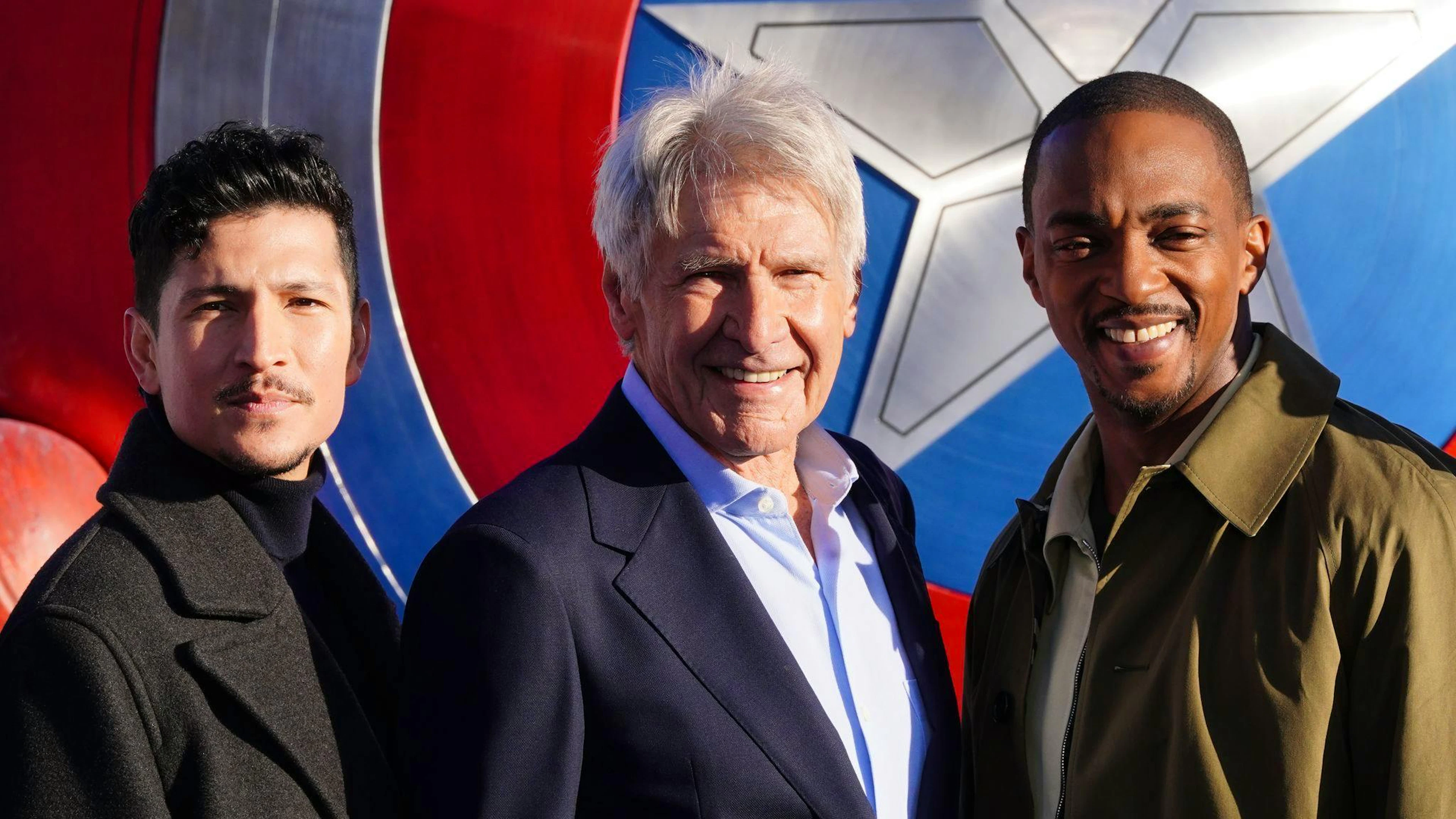 Danny Ramirez, Harrison Ford und Anthony Mackie, Harrison Ford (von links nach rechts) während einem Fototermin für  das neue Marvel-Spektakel «Captain America: Brave New World».
