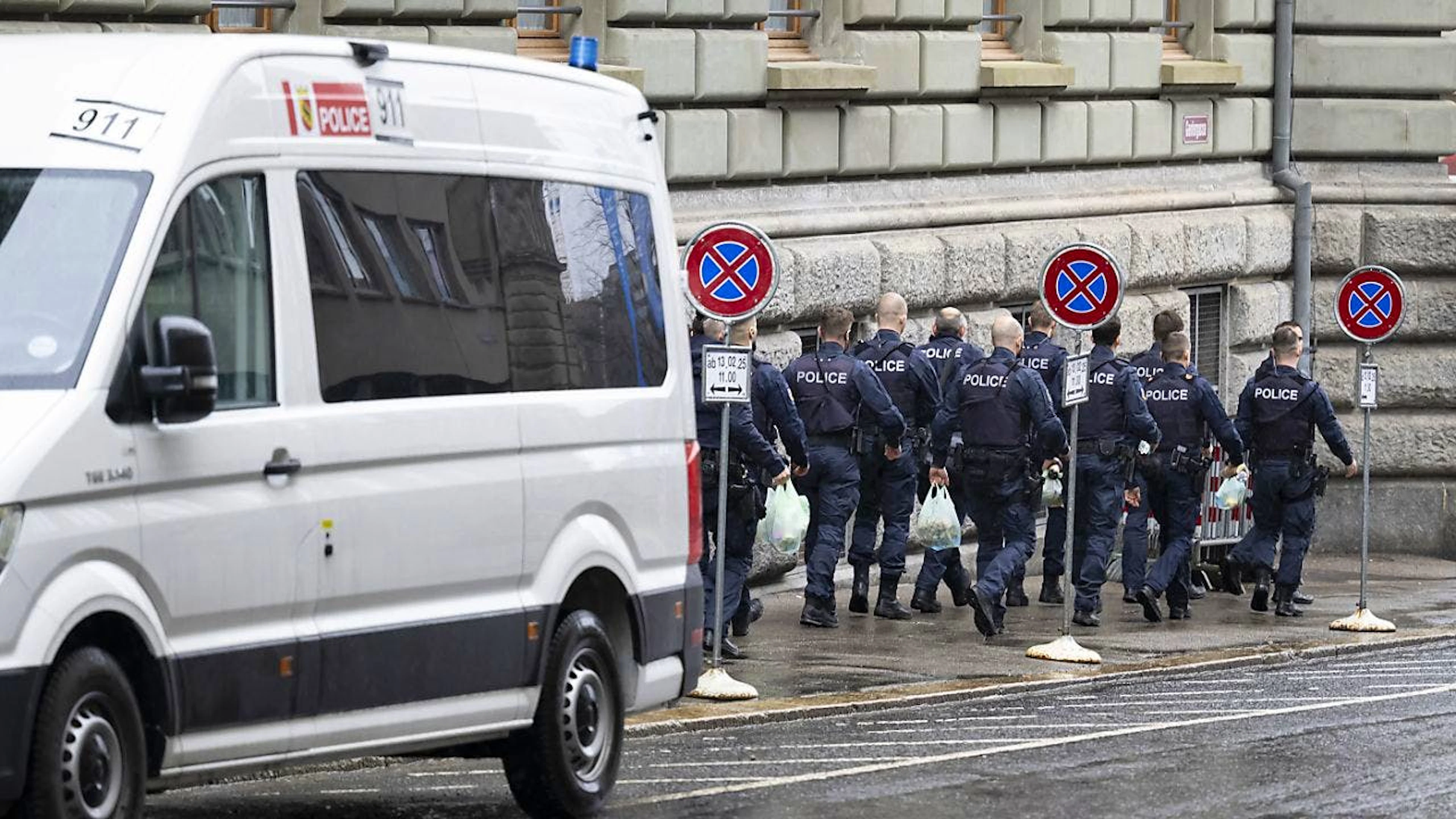 La police cantonale bernoise a déployé un imposant dispositif de sécurité devant le tribunal pour éviter des heurts entre les deux bandes rivales de bikers.