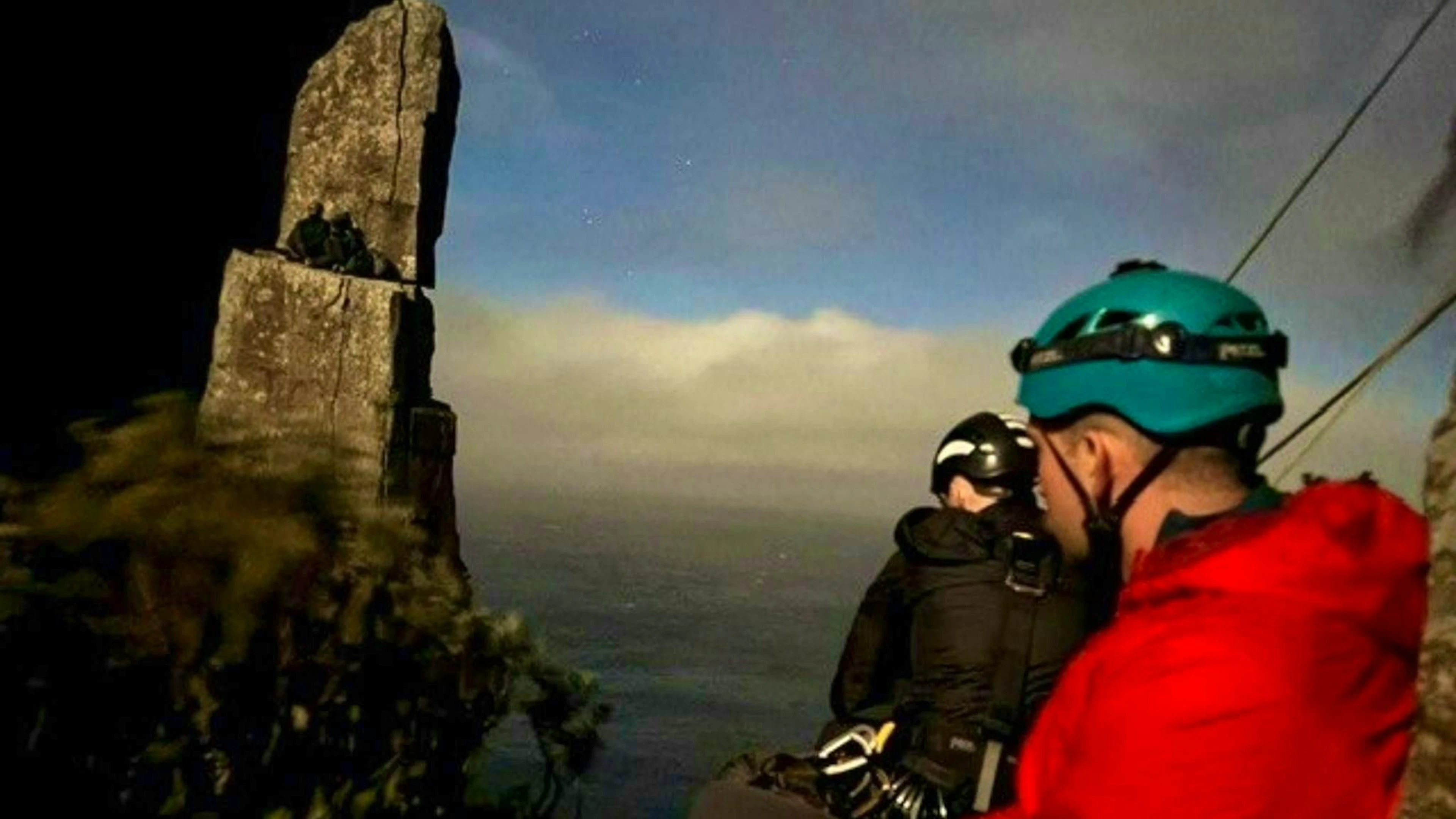 Après plusieurs tentatives de sauvetage infructueuses, le duo de grimpeurs a finalement été mis en sécurité à l'aide de cordes.
