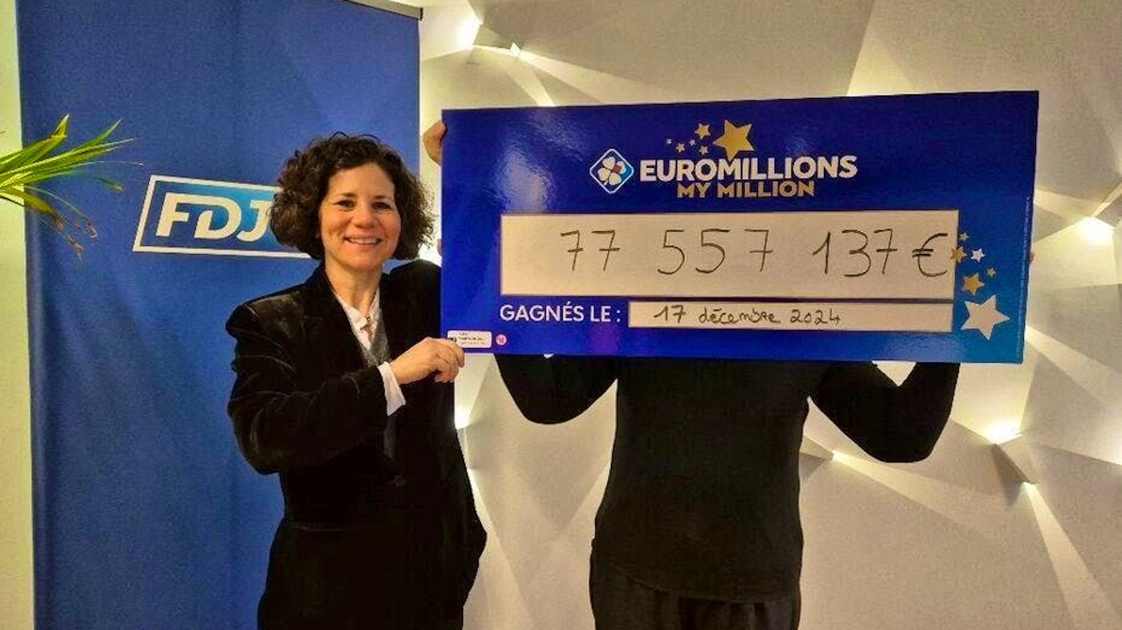 Isabelle Cesari, the person responsible for accompanying winners, next to the lucky winner.