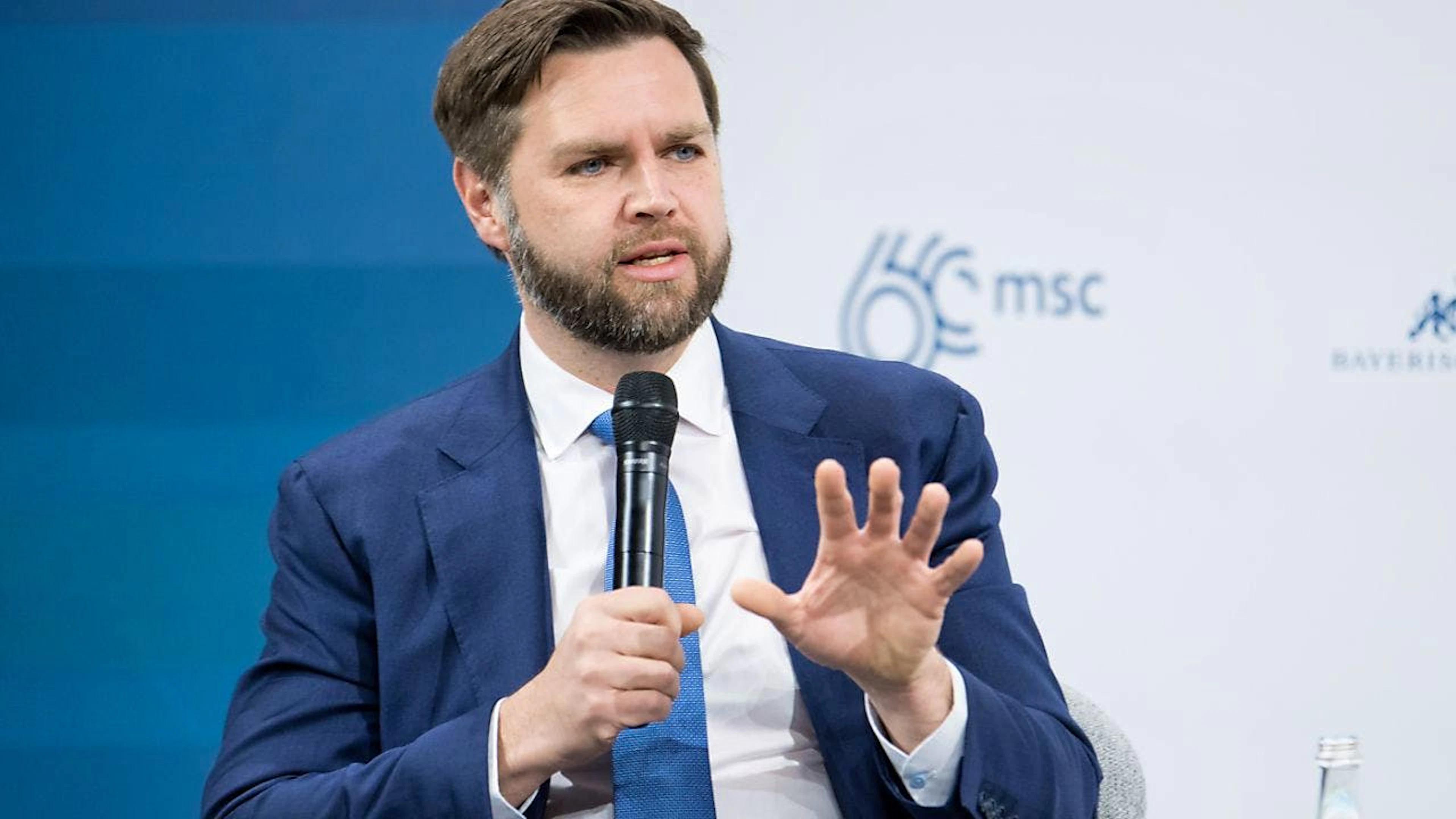 ARCHIV - J.D. Vance, US-Senator, aufgenommen am letzten Tag der 60. Münchner Sicherheitskonferenz (MSC) im Hotel Bayerischer Hof. Foto: Tobias Hase/dpa