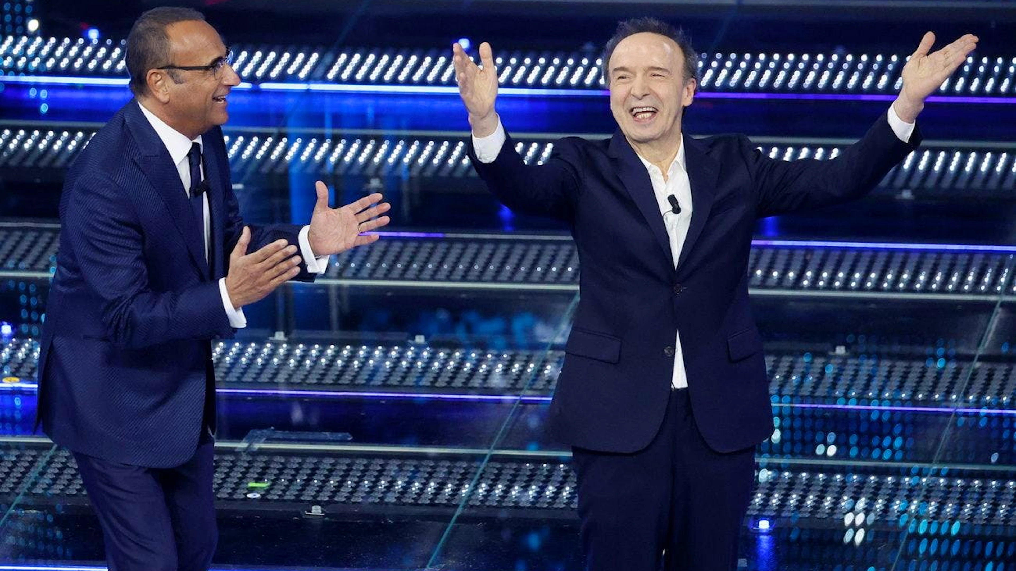 S'inizia la quarta serata con il botto: sul palco dell'Ariston arriva Roberto Benigni, ospite a sorpresa tenuto nascosto fino a venerdì mattina.