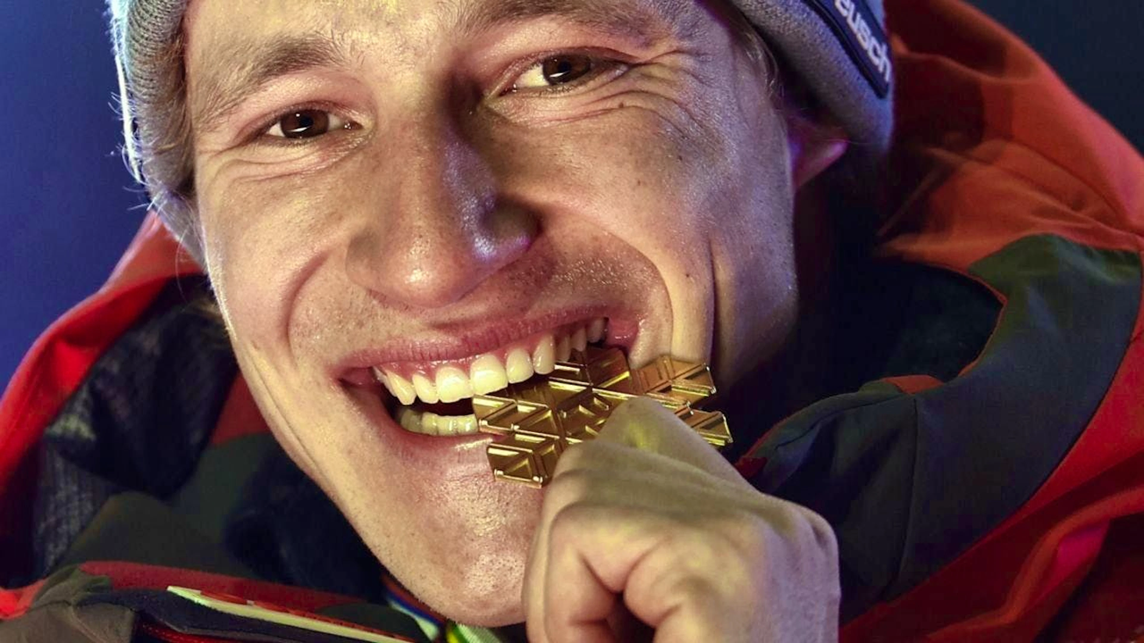 Will he bite his teeth out against the competition? Marco Odermatt starts the giant slalom as the top favorite and is aiming for his fourth World Championship gold