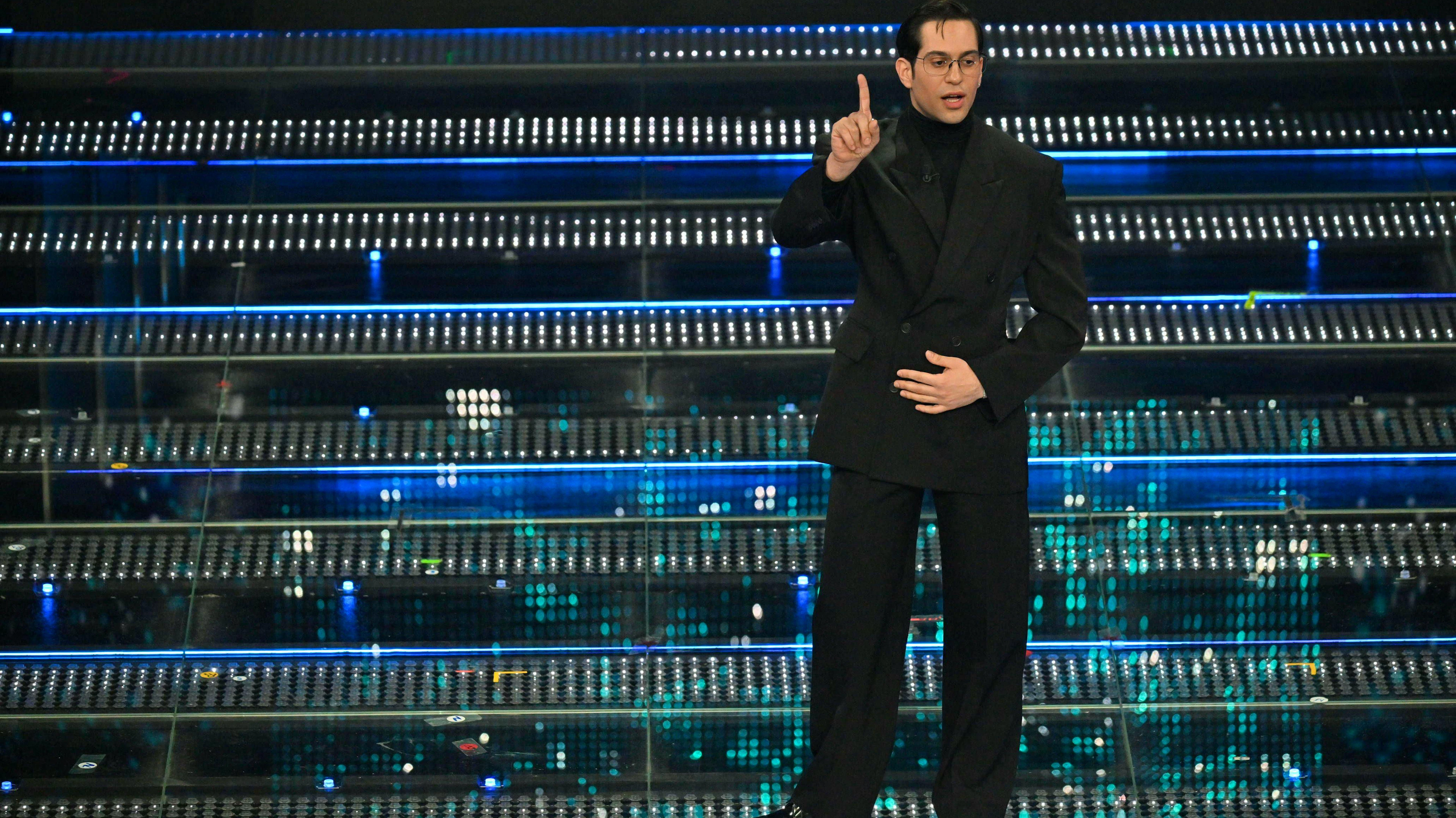 Mahmood, che ha vinto il festival due volte, ha fatto il co-conduttore. Non proprio impeccabile. Anzi. Decisamente meglio quando ha offerto un medley dei suoi successi.