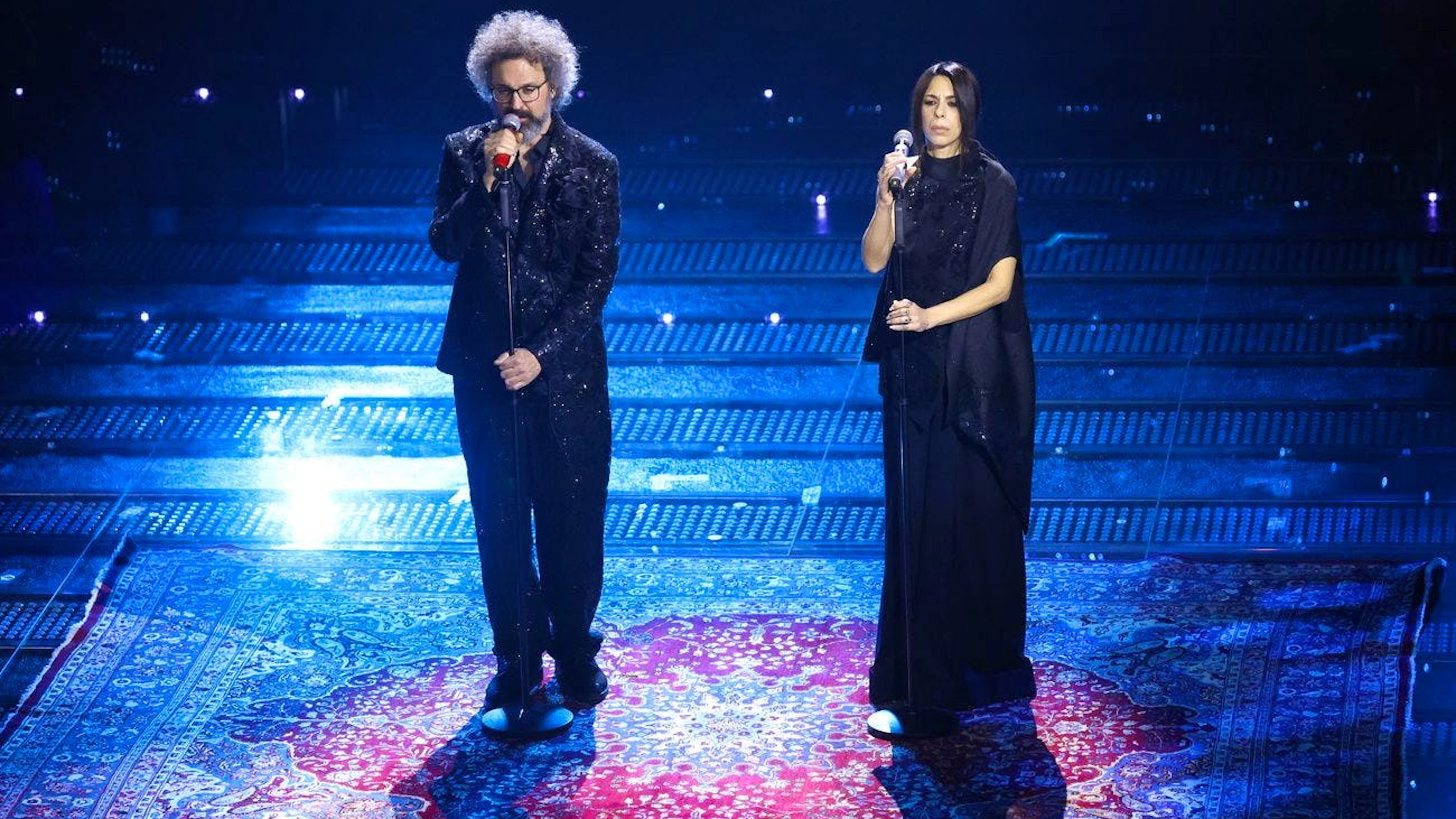 Simone Cristicchi con la compagna Amara hanno cantato «La cura» di Franco Battiato.