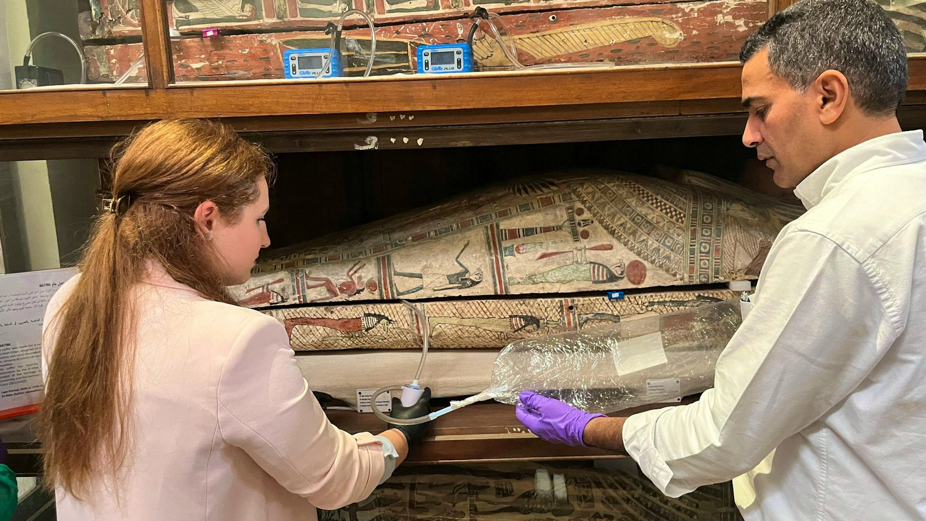 Emma Paolin und Abdelrazek Elnaggar von der Universität Ljubljana nahmen Luftproben im Ägyptischen Museum in Kairo.