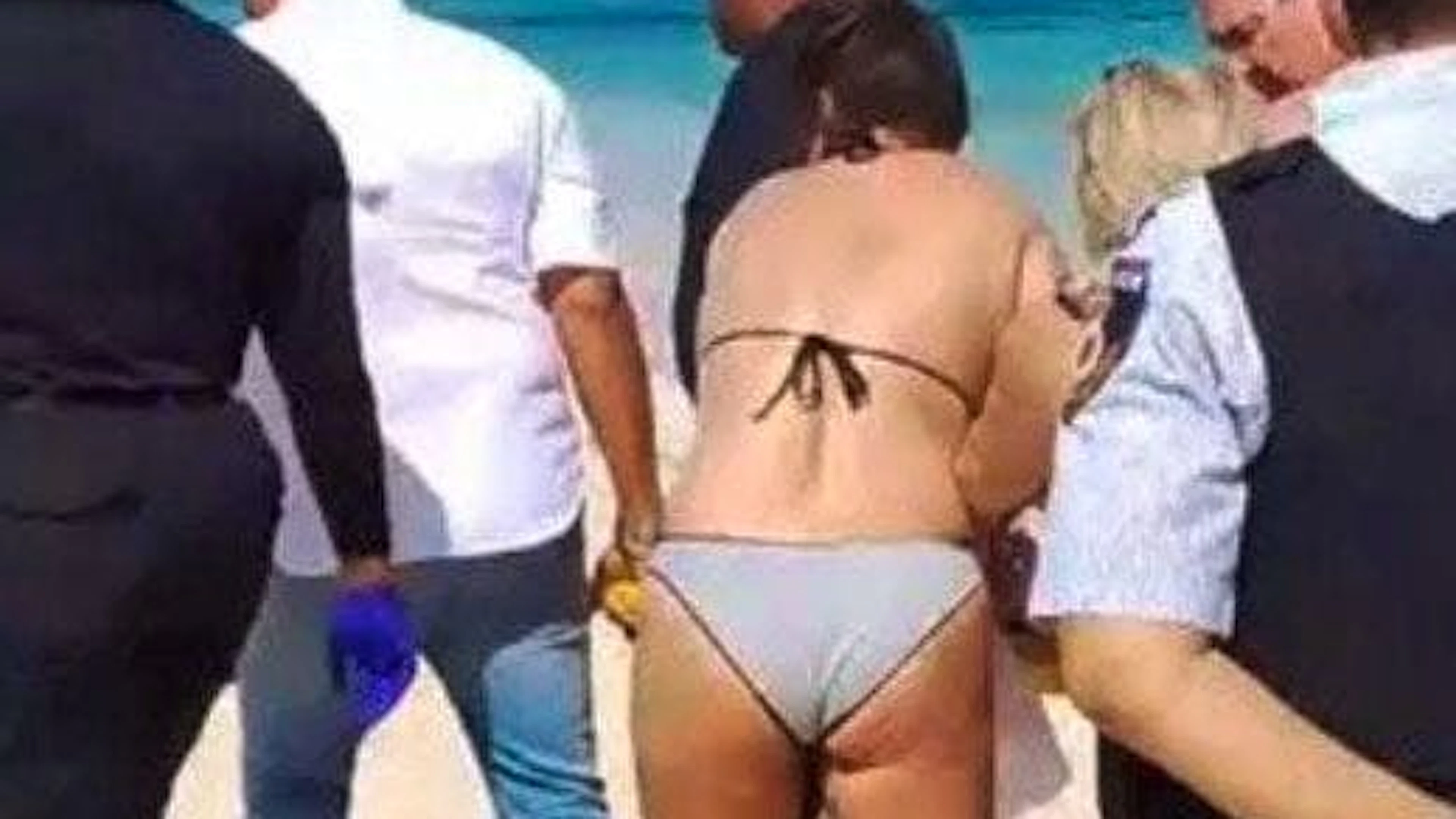 Zahlreiche anwesende Personen halfen der Frau.